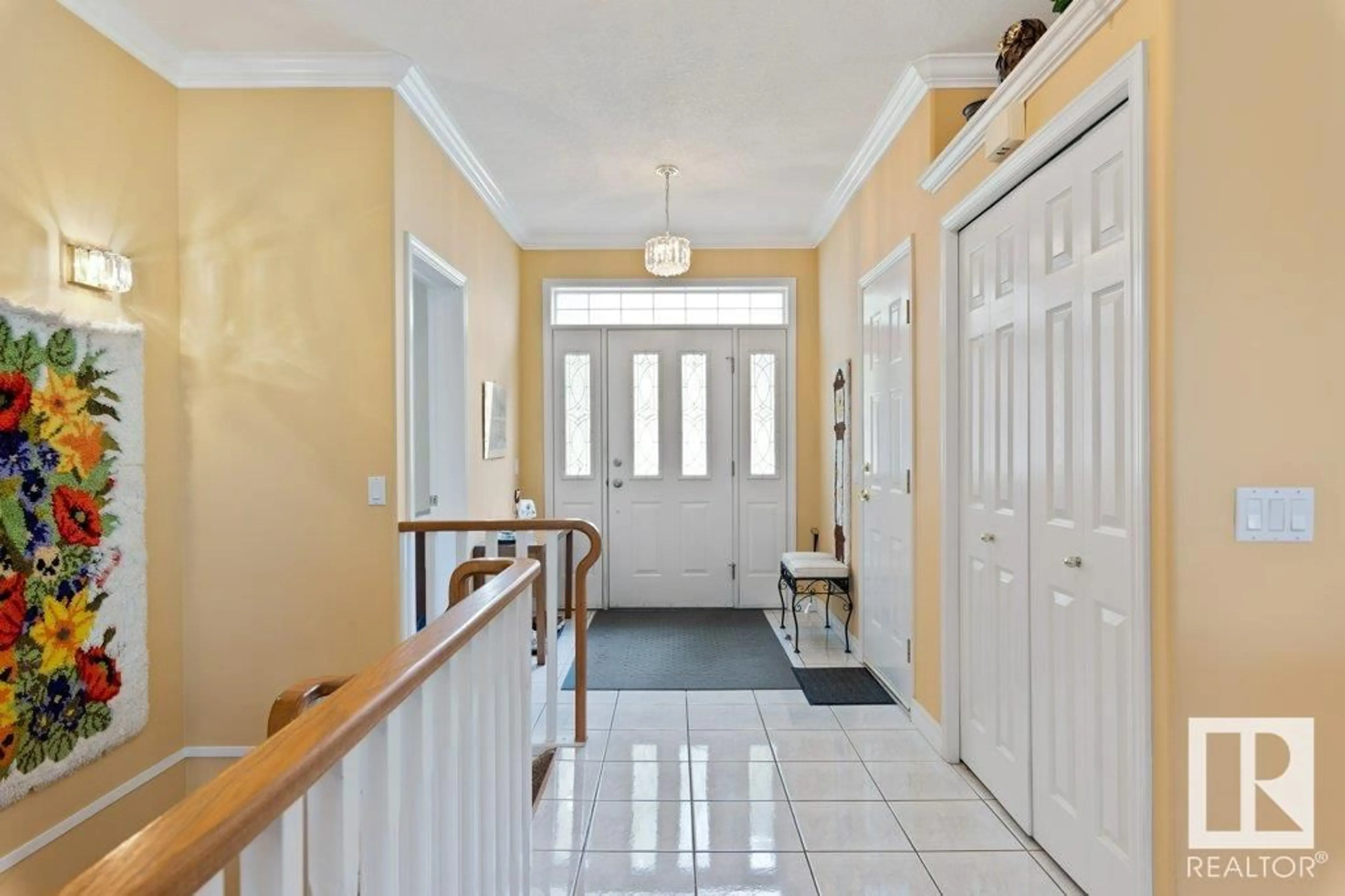 Indoor foyer for 1 - 14 OAKMONT DR, St. Albert Alberta T8N6L6