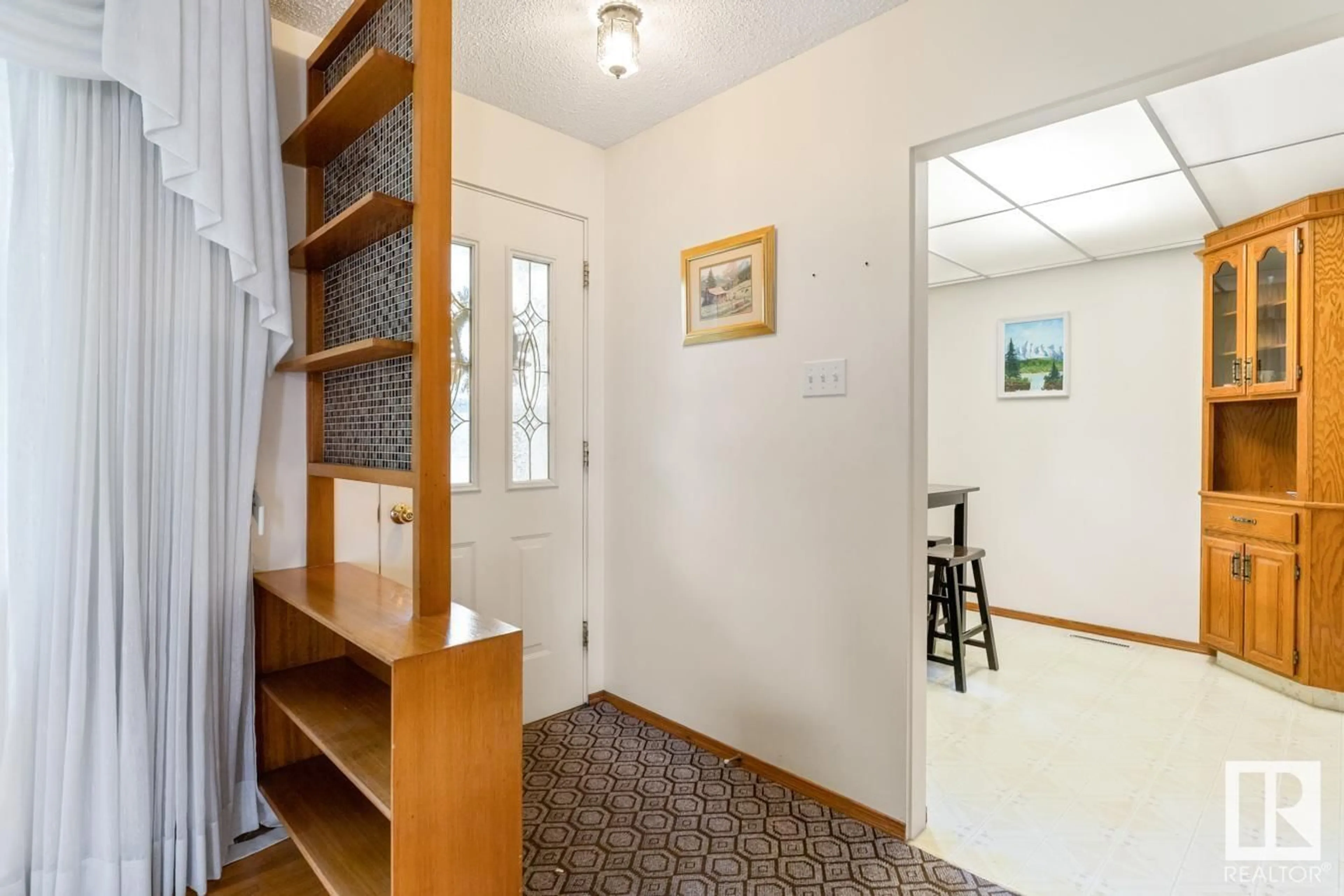 Indoor foyer for 16443 104A AV, Edmonton Alberta T5P0T3