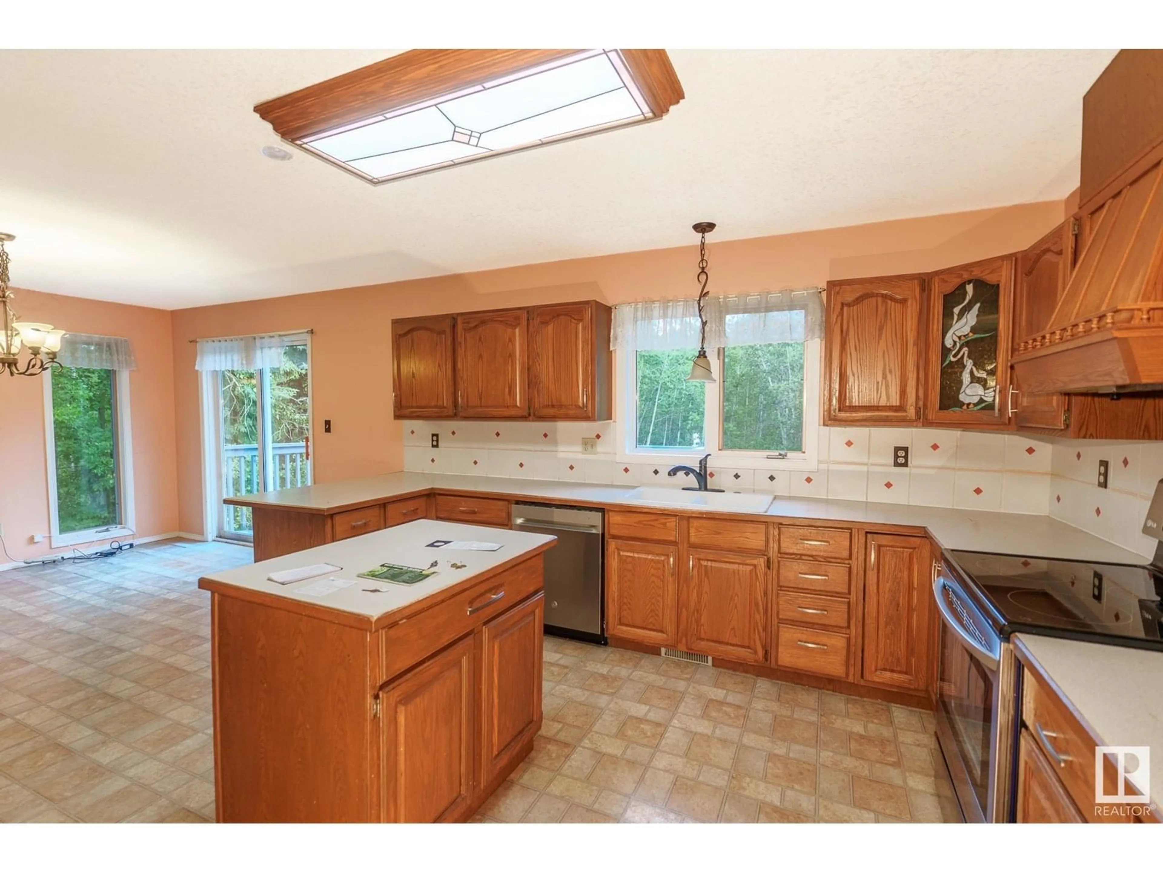 Open concept kitchen, ceramic/tile floor for 51112 - 194 RGE ROAD 222, Rural Strathcona County Alberta T8C1G9
