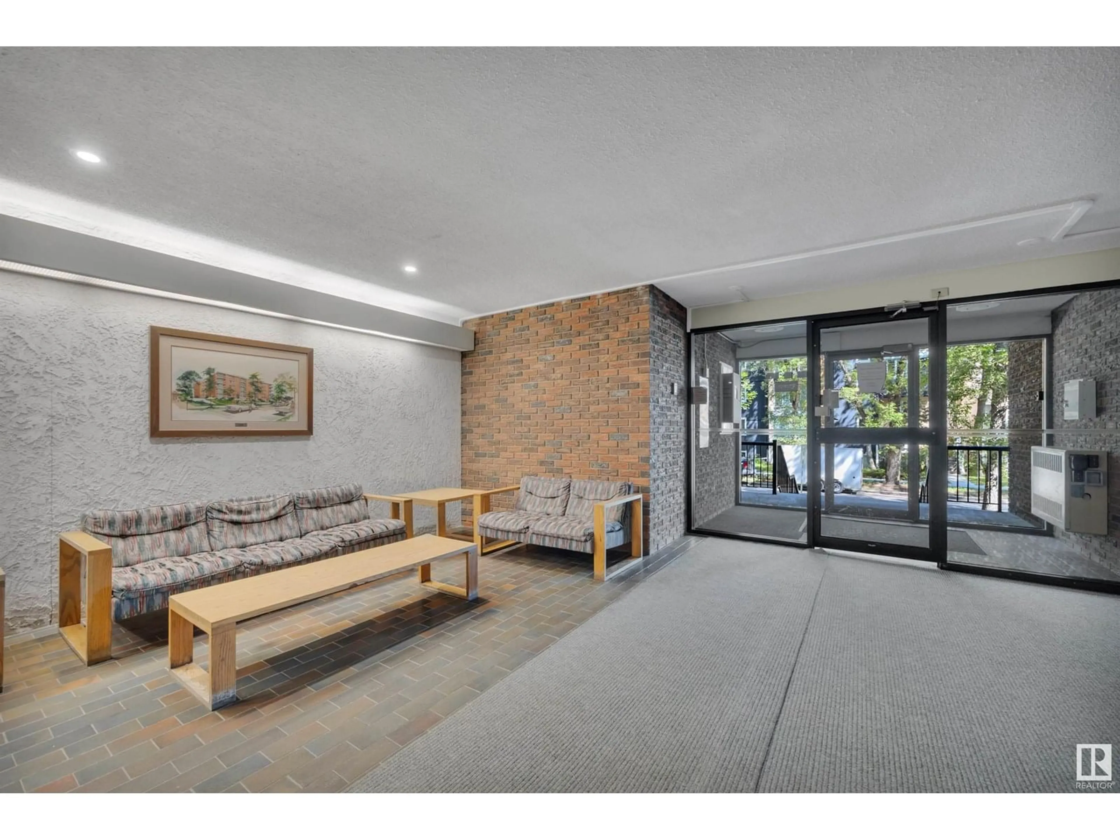 Indoor foyer for #105 - 11011 86 AV, Edmonton Alberta T6G0X1