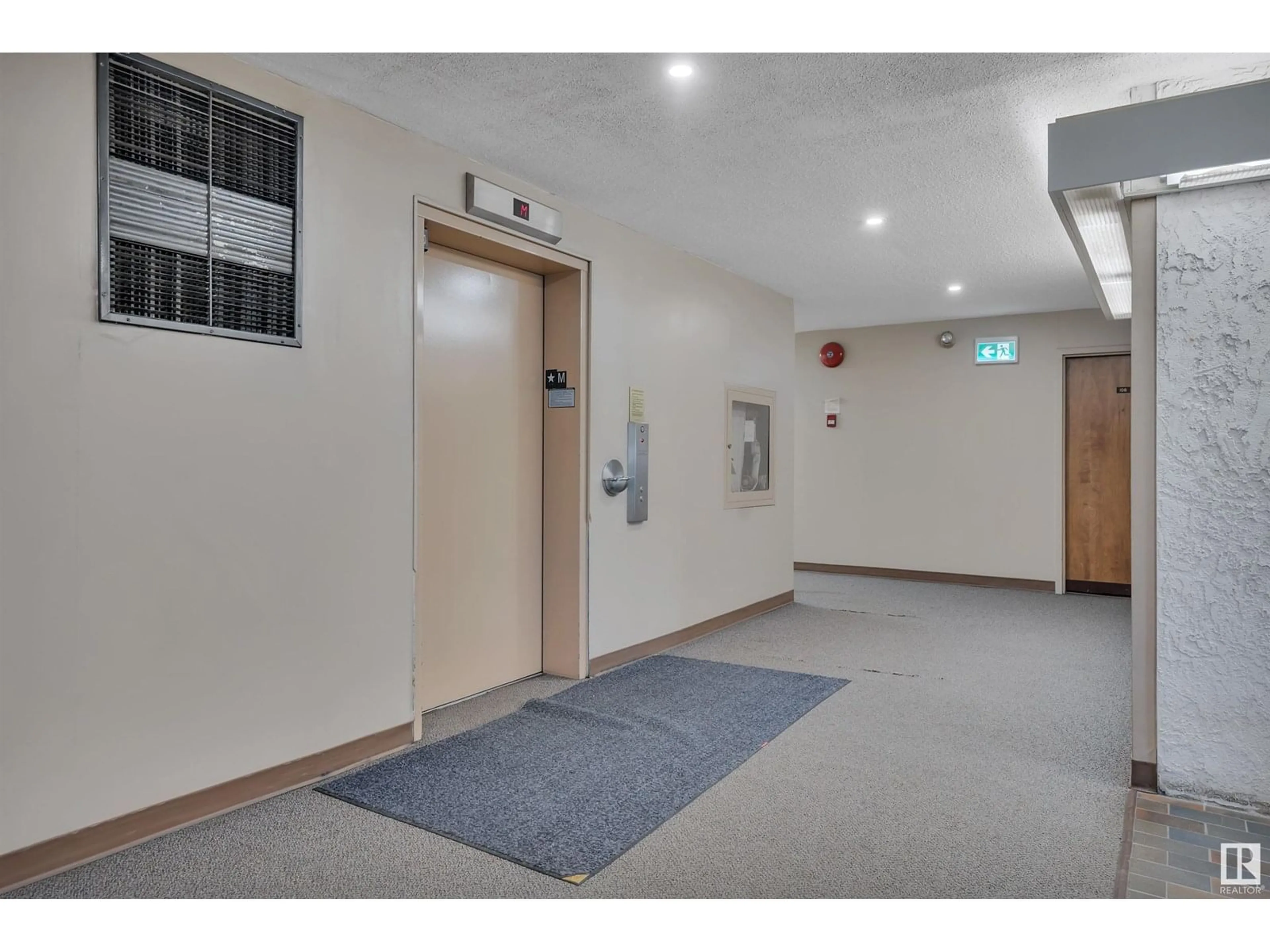 Indoor foyer for #105 - 11011 86 AV, Edmonton Alberta T6G0X1