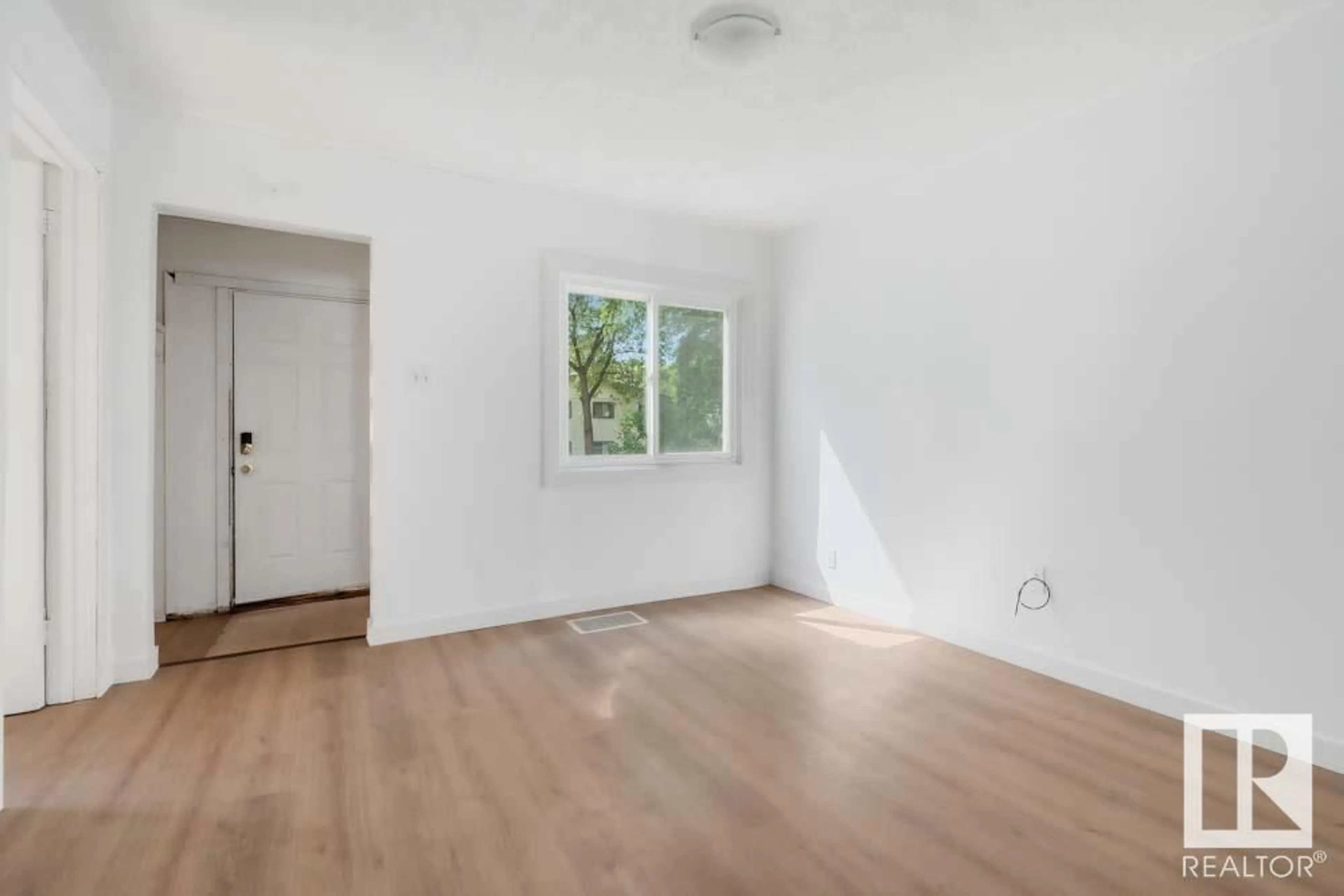 A pic of a room for 12209 92 ST, Edmonton Alberta T5G1B4