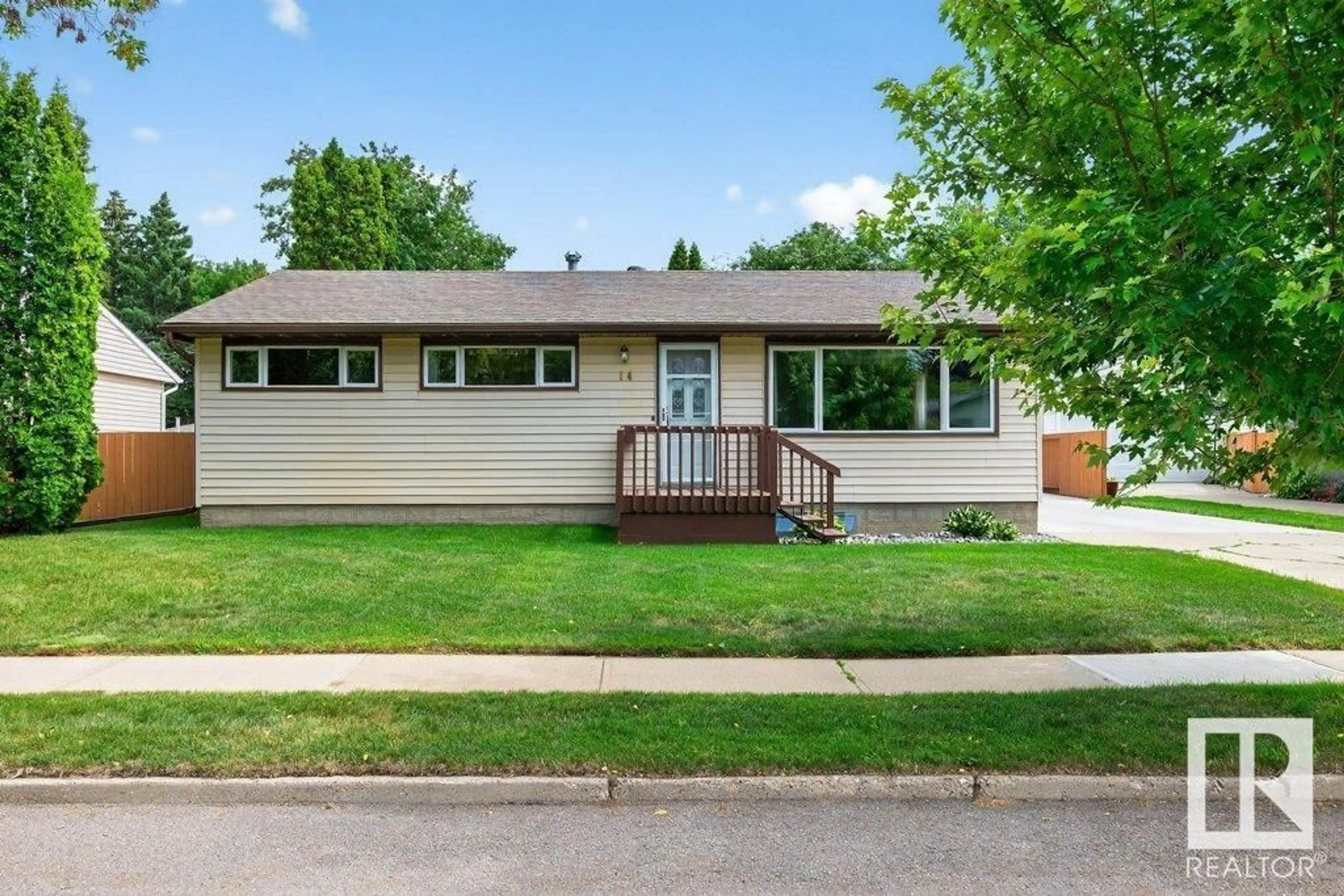 Home with vinyl exterior material, street for 14 SUNNYSIDE CR, St. Albert Alberta T8N0J5