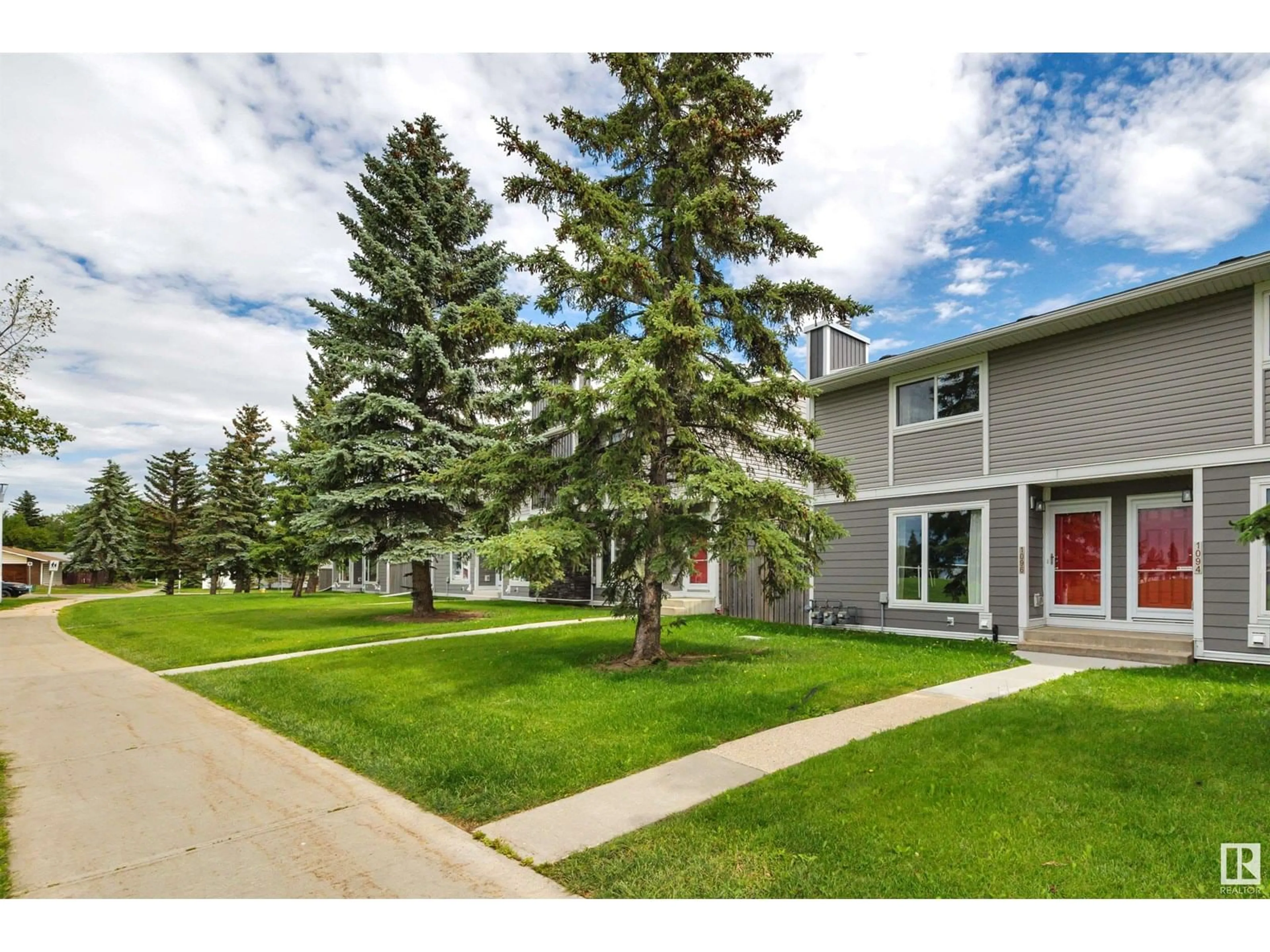 A pic from outside/outdoor area/front of a property/back of a property/a pic from drone, street for 1096 LAKEWOOD RD, Edmonton Alberta T6K3T7