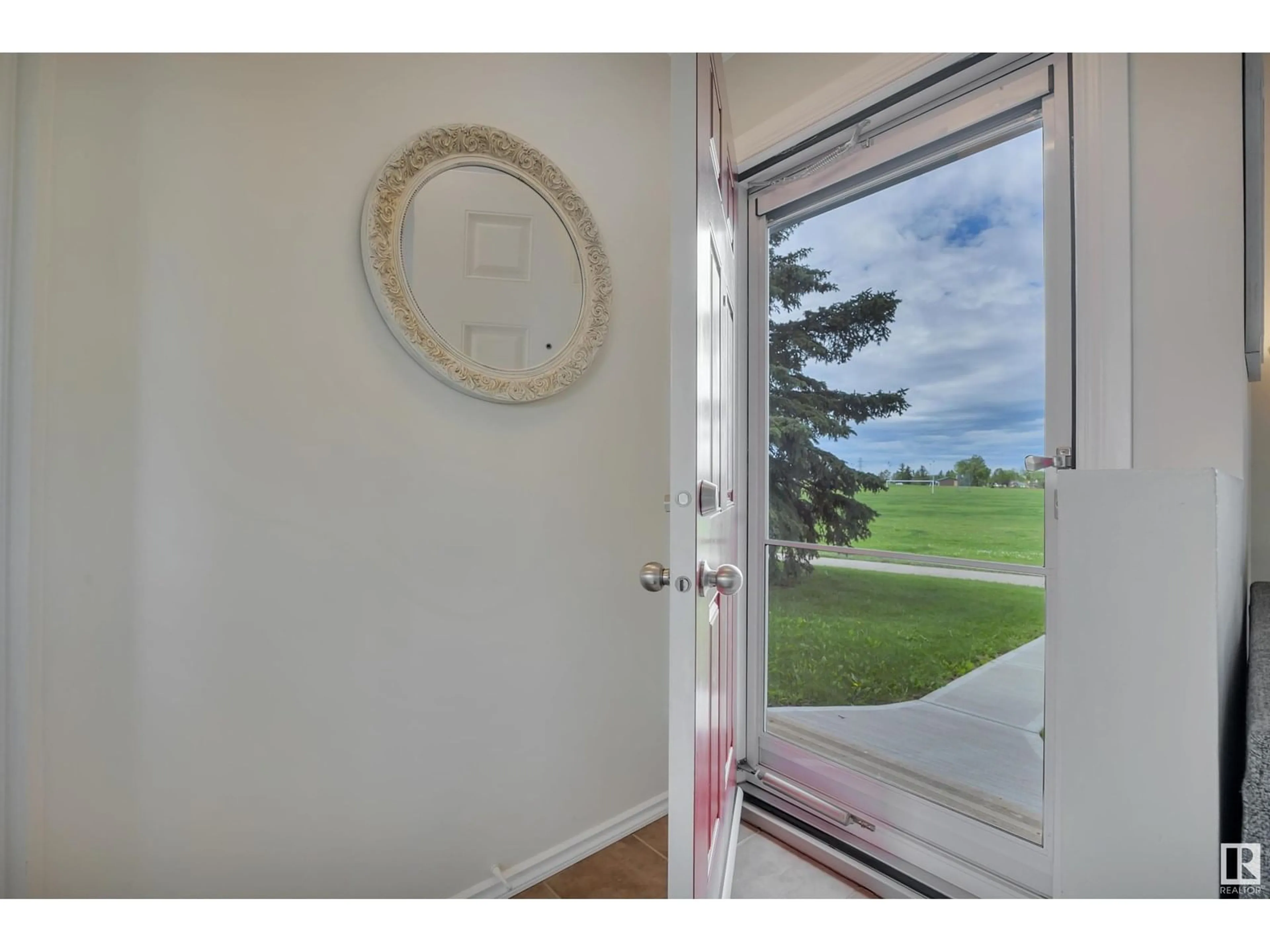 Indoor entryway for 1096 LAKEWOOD RD, Edmonton Alberta T6K3T7