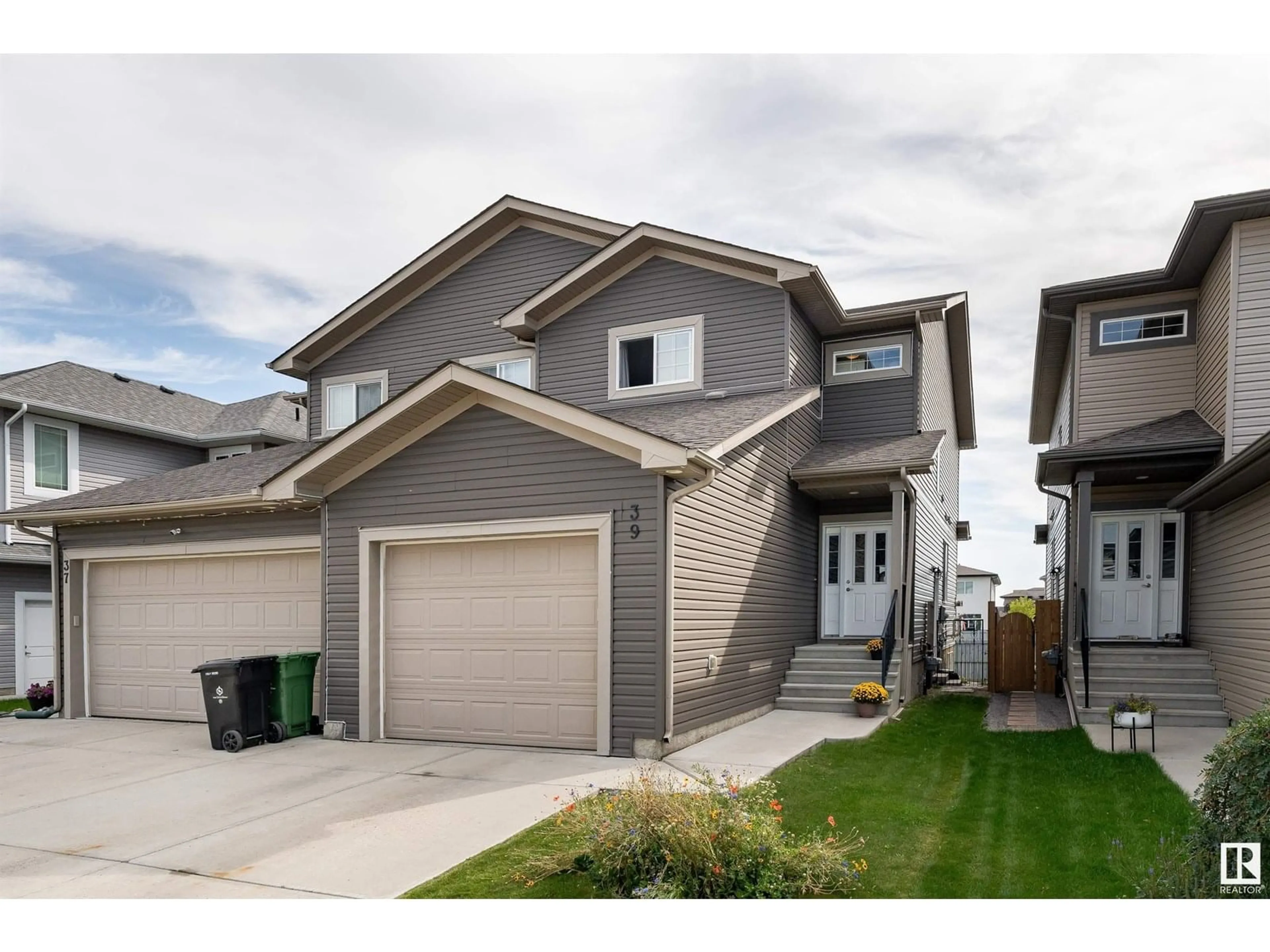 Home with vinyl exterior material, street for 39 RICHMOND LI, Fort Saskatchewan Alberta T8L0S2
