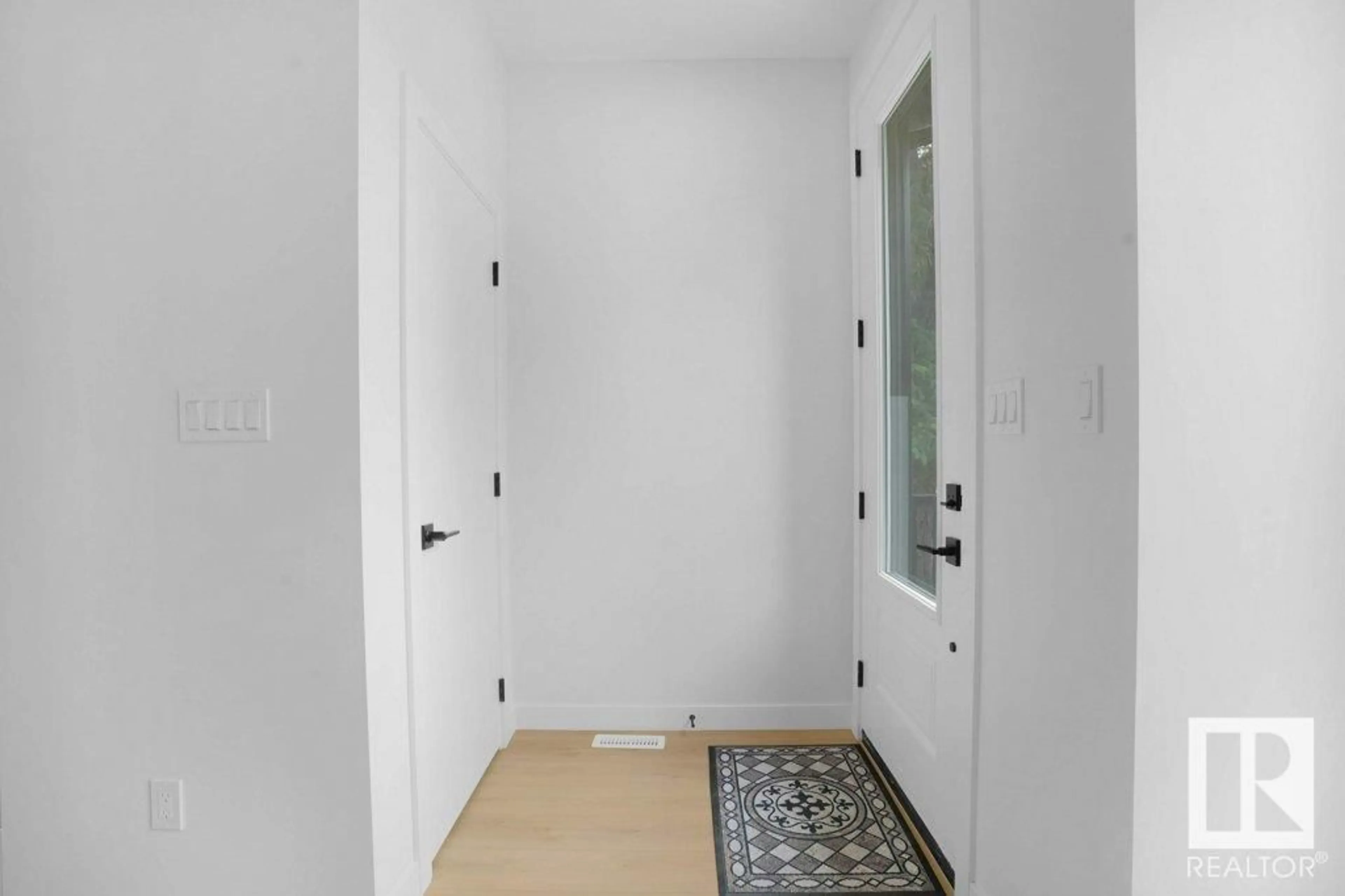 Indoor entryway for 10946 62 AV, Edmonton Alberta T6H1N2