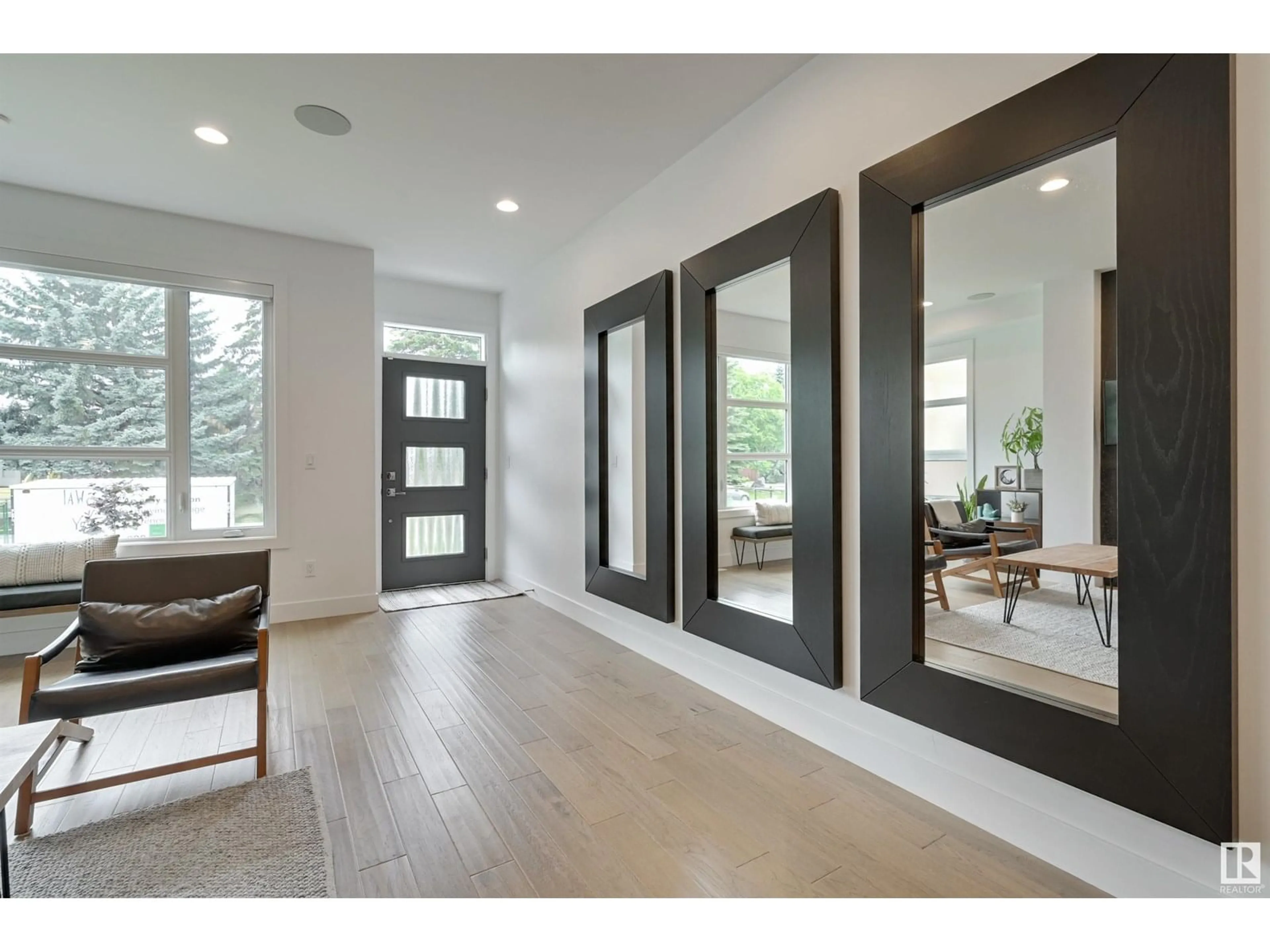 Indoor entryway for 9511 148 ST, Edmonton Alberta T5N3E3
