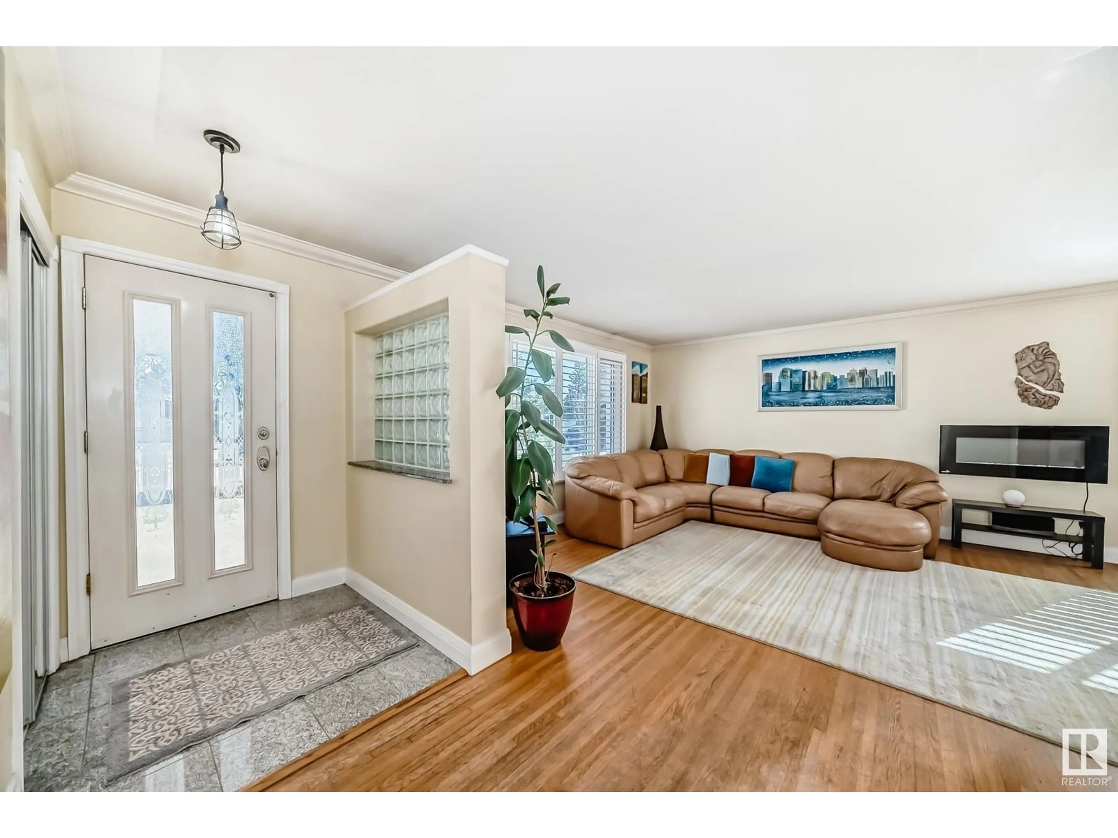 Indoor entryway for 11731 38A AV, Edmonton Alberta T6J0L8