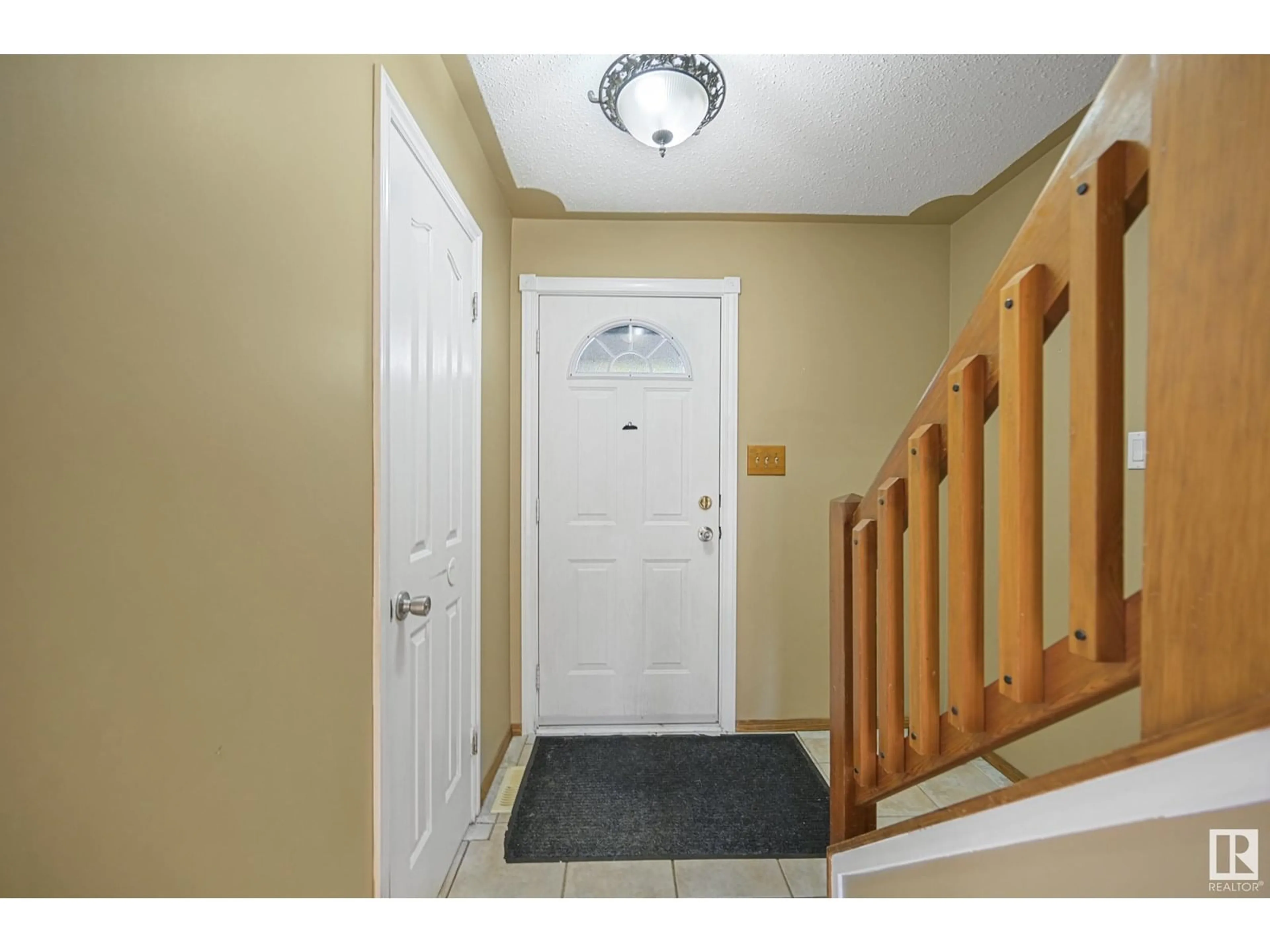 Indoor entryway for 7621 40 AV, Edmonton Alberta T6K1V5