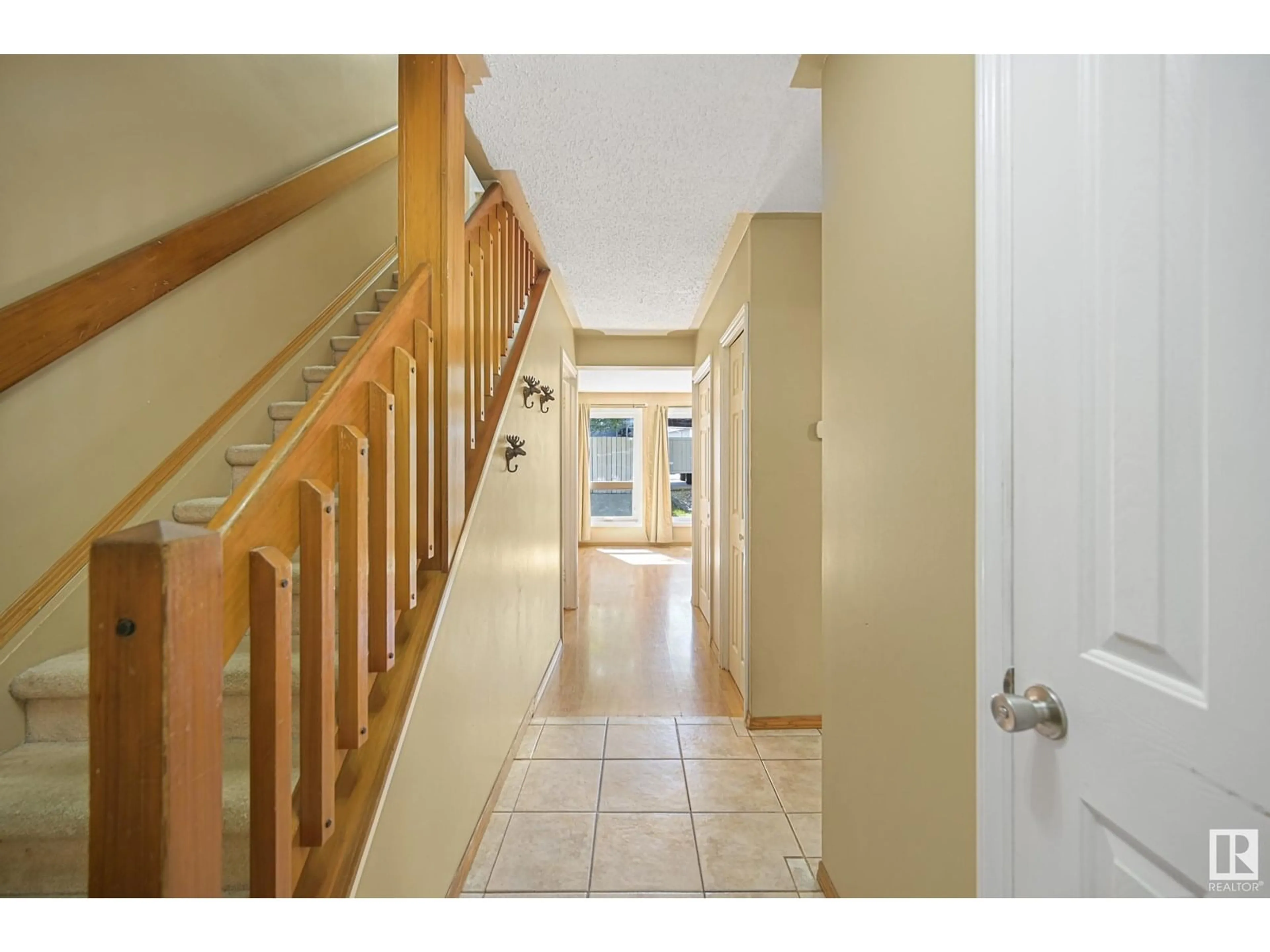 Indoor foyer for 7621 40 AV, Edmonton Alberta T6K1V5
