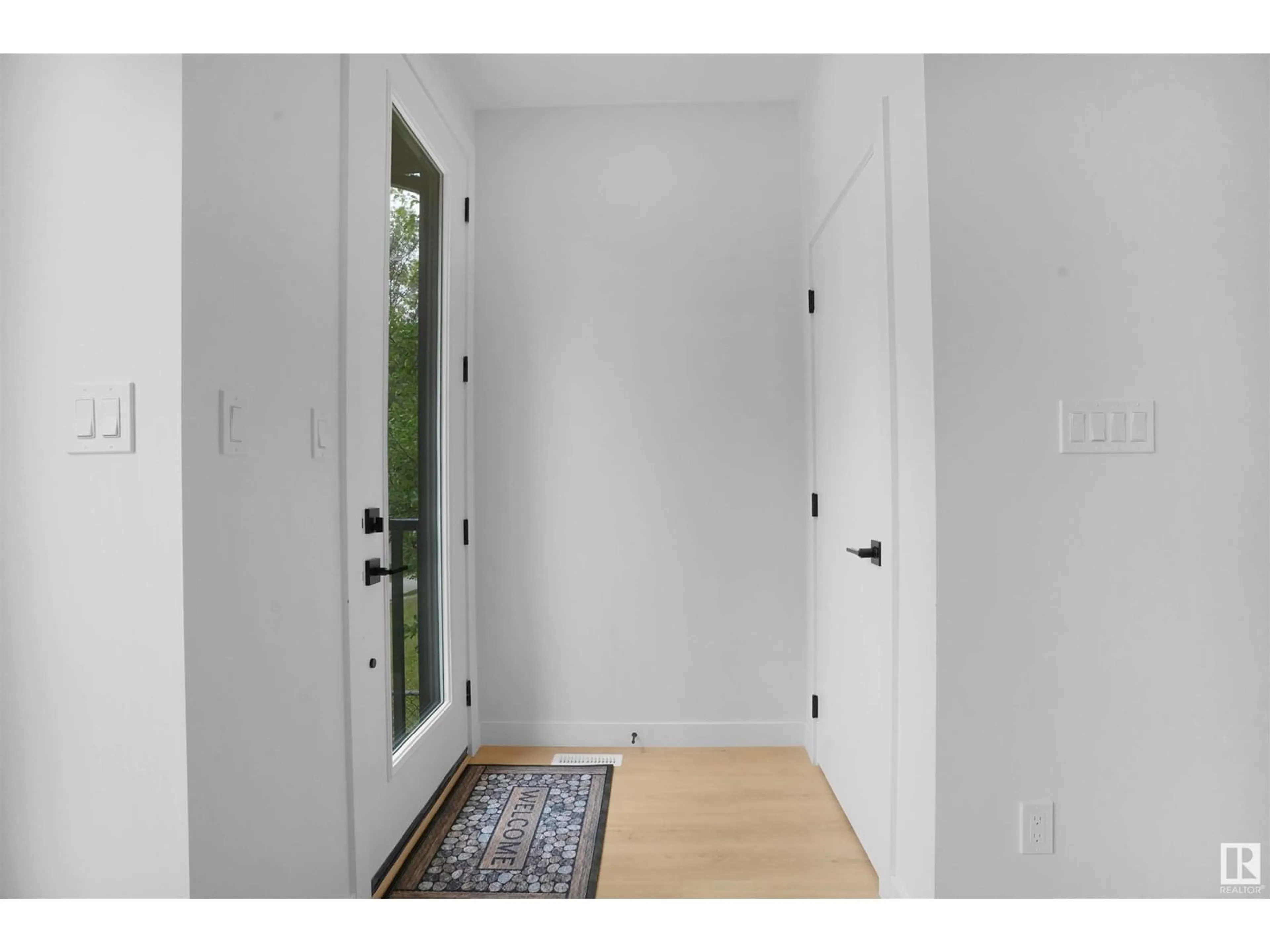 Indoor entryway for 10948 62 AV, Edmonton Alberta T6H1N2