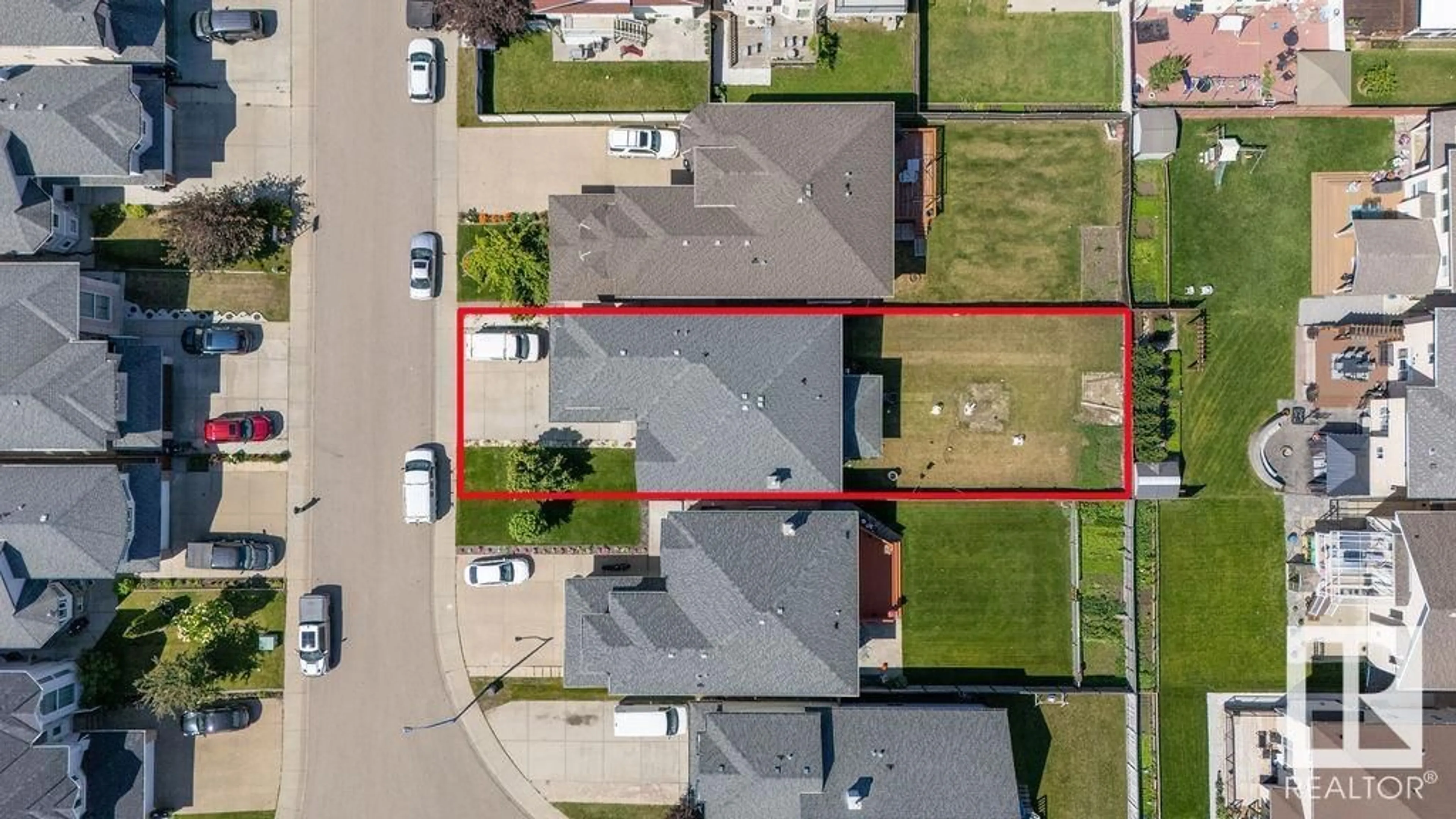 A pic from outside/outdoor area/front of a property/back of a property/a pic from drone, street for 6724 12 AV SW, Edmonton Alberta T6X1L2
