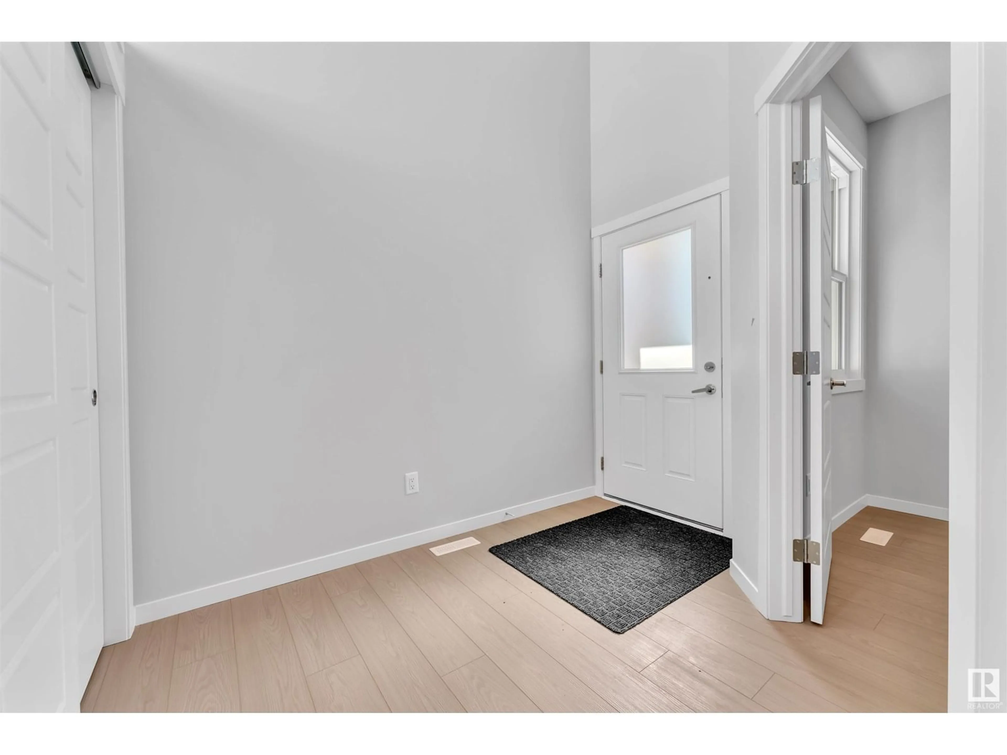 Indoor entryway for 1532 11 AV, Edmonton Alberta T6T2W4