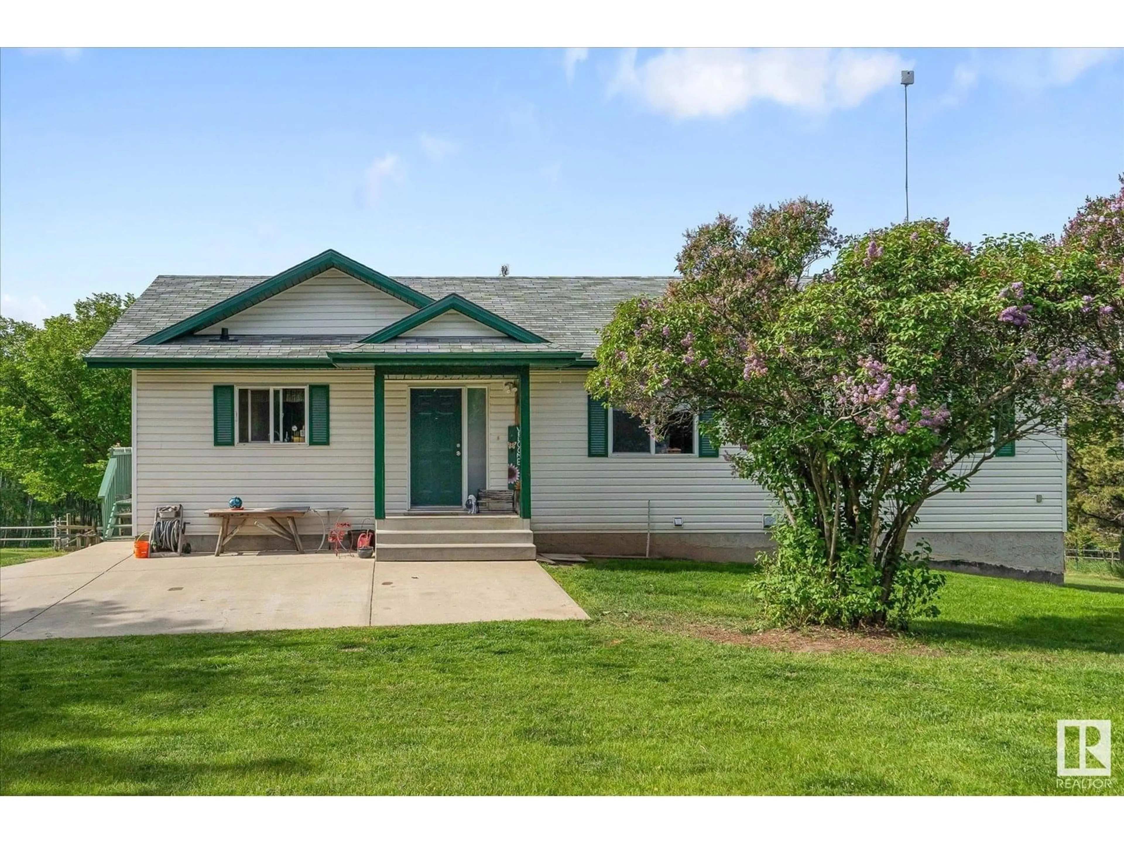 Home with vinyl exterior material, street for 5 RGE RD 14, Rural Parkland County Alberta T7Y0C2