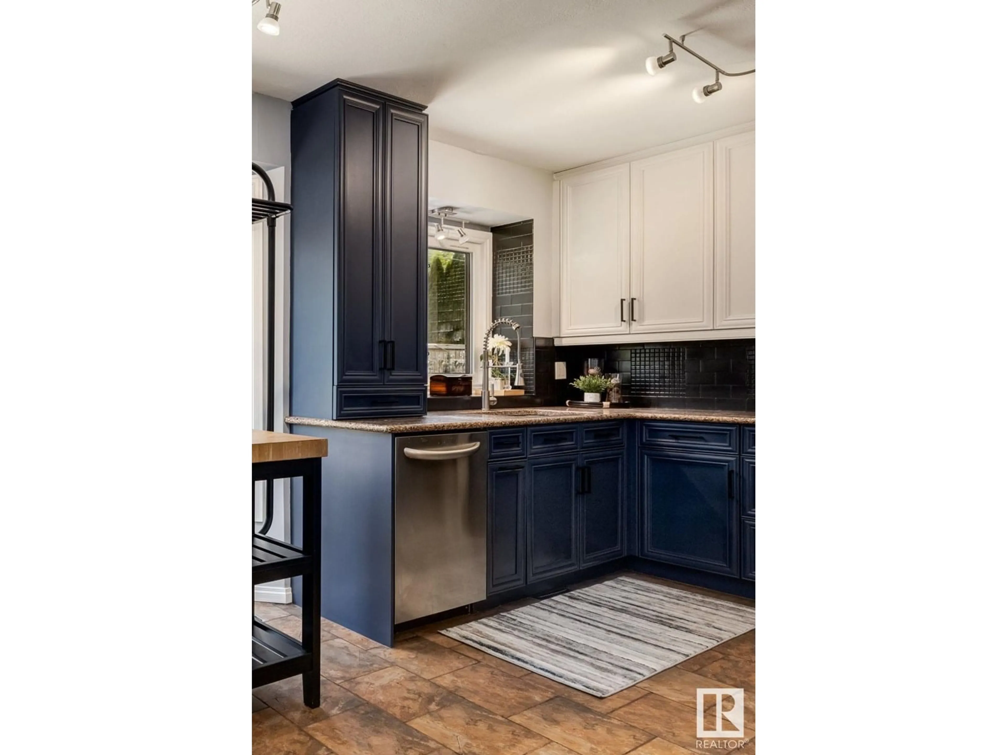 Contemporary kitchen, unknown for 537 VILLAGE DR, Sherwood Park Alberta T8A4K7