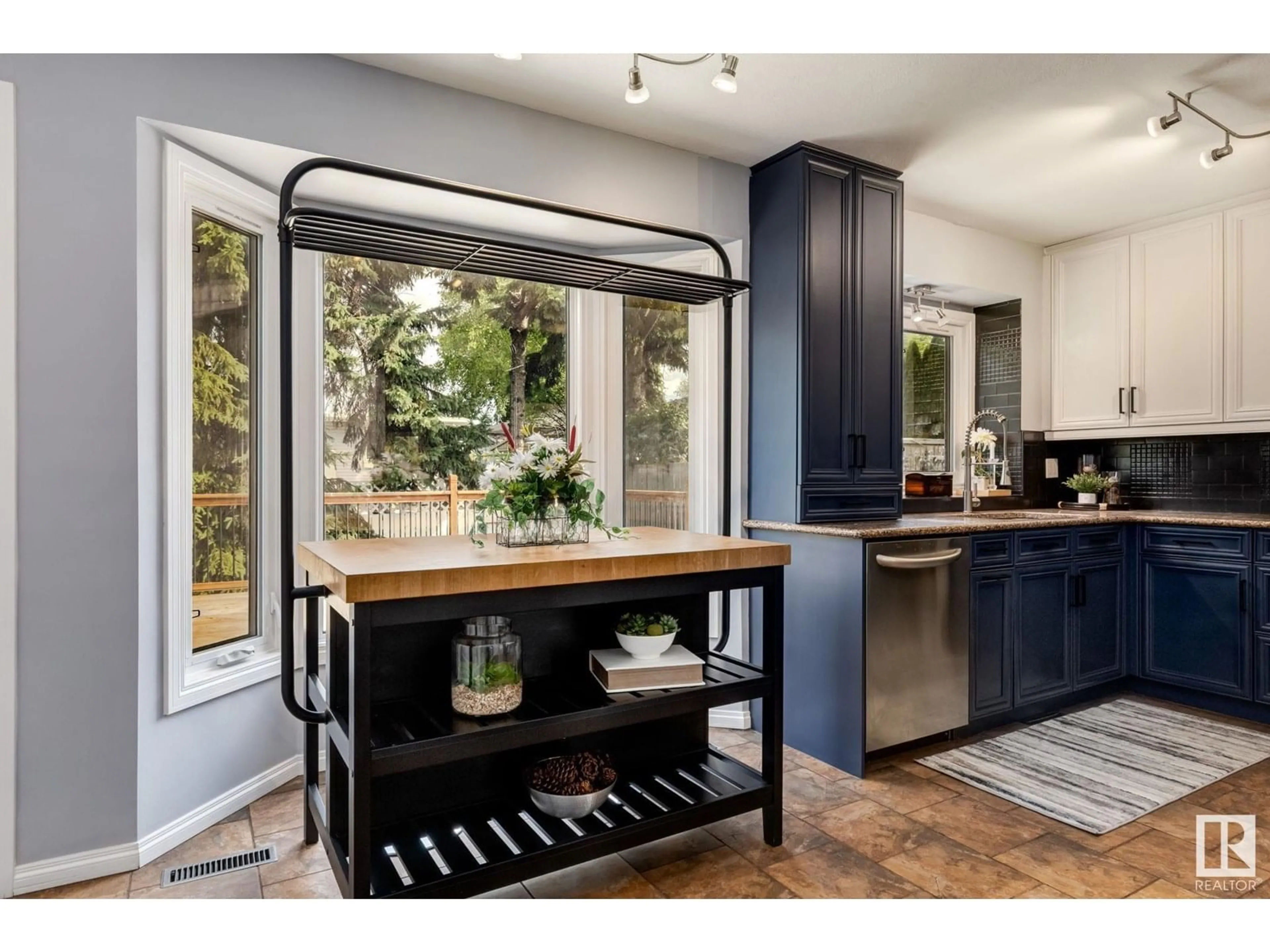 Open concept kitchen, unknown for 537 VILLAGE DR, Sherwood Park Alberta T8A4K7