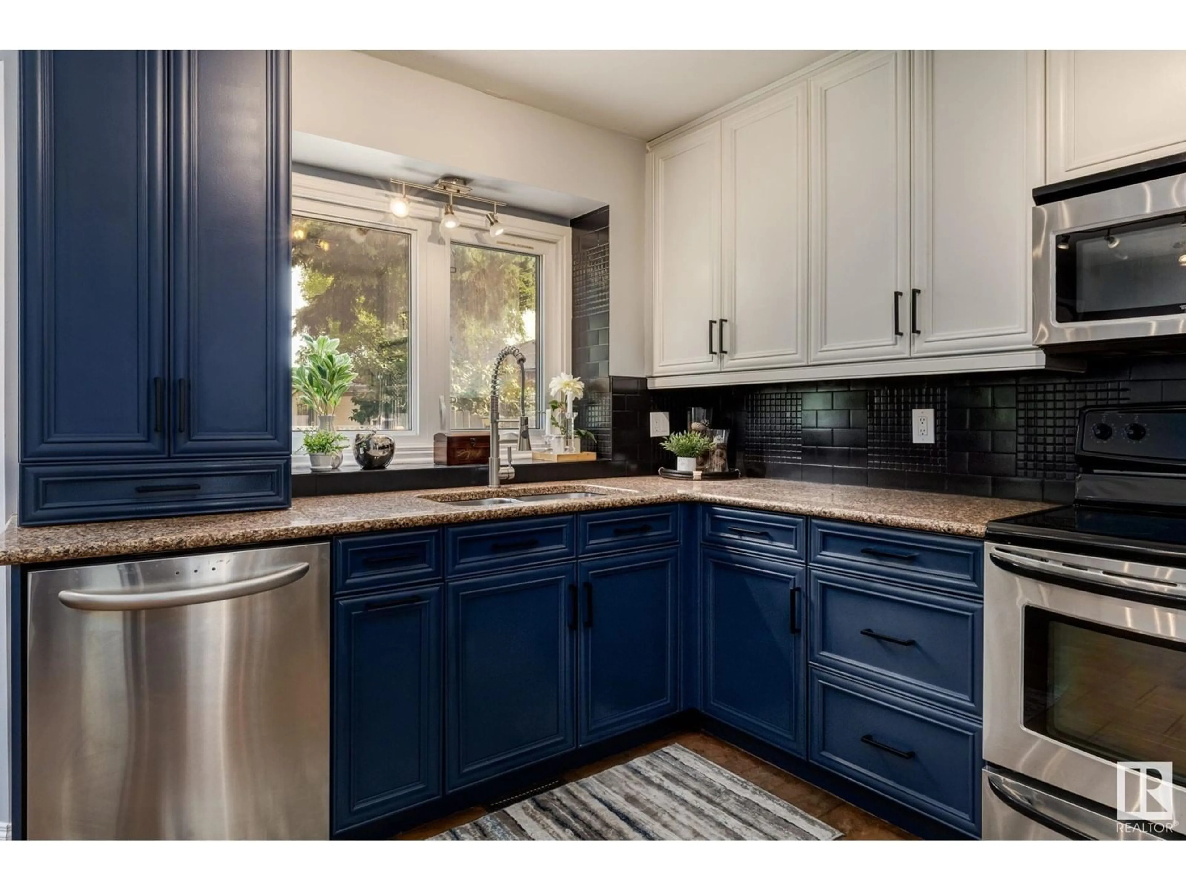 Open concept kitchen, unknown for 537 VILLAGE DR, Sherwood Park Alberta T8A4K7