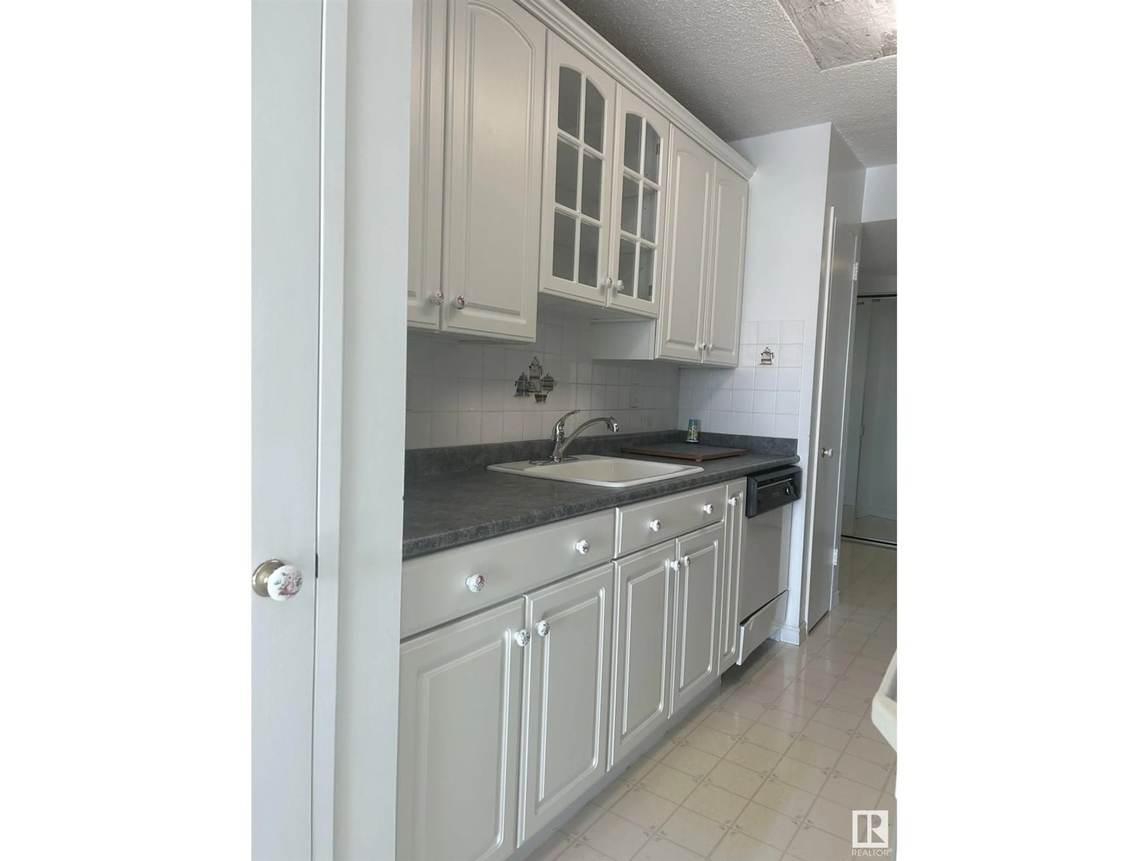Standard kitchen, unknown for 9835 113 ST NW, Edmonton Alberta T5K1N4