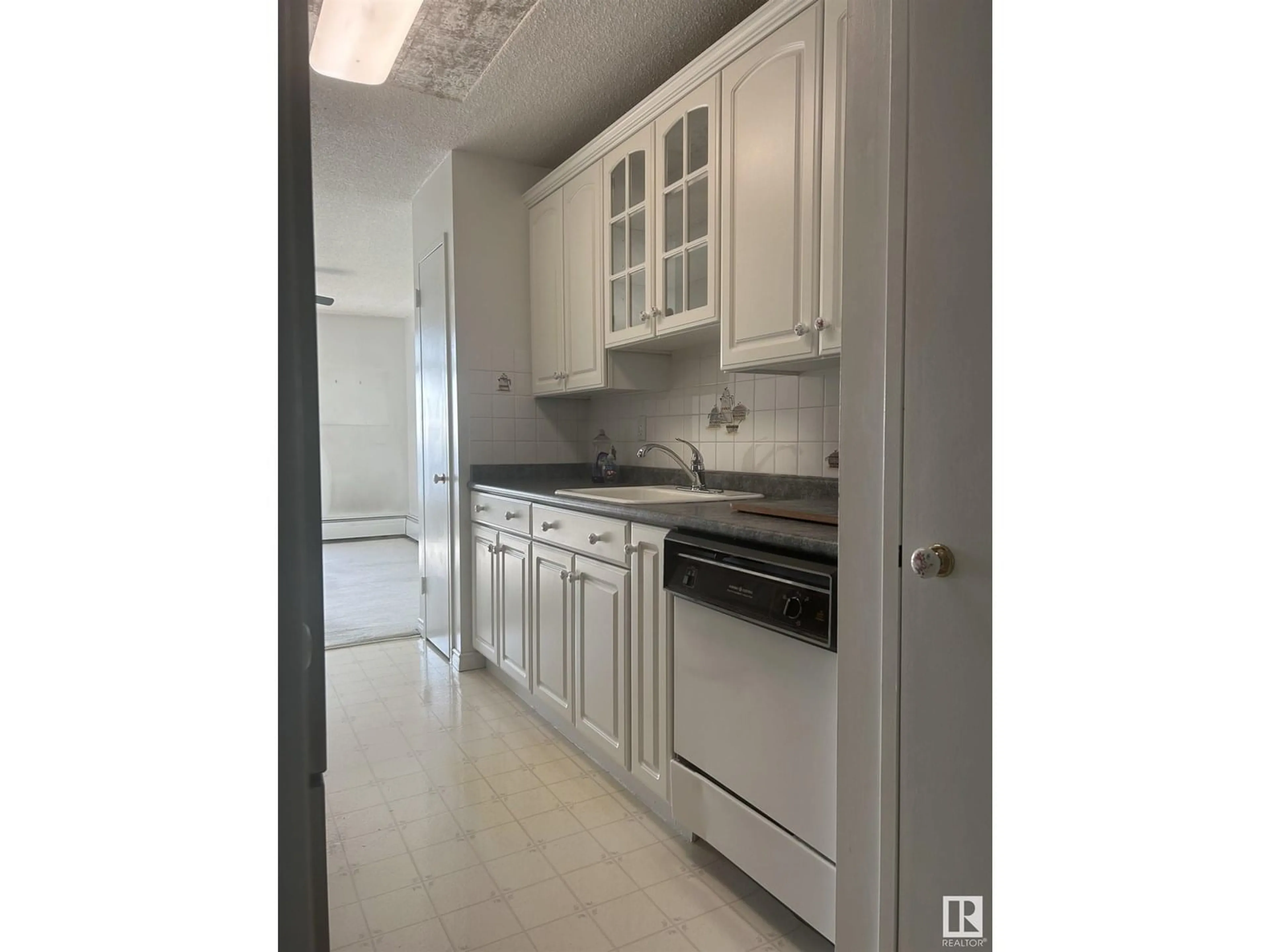 Standard kitchen, unknown for 9835 113 ST NW, Edmonton Alberta T5K1N4