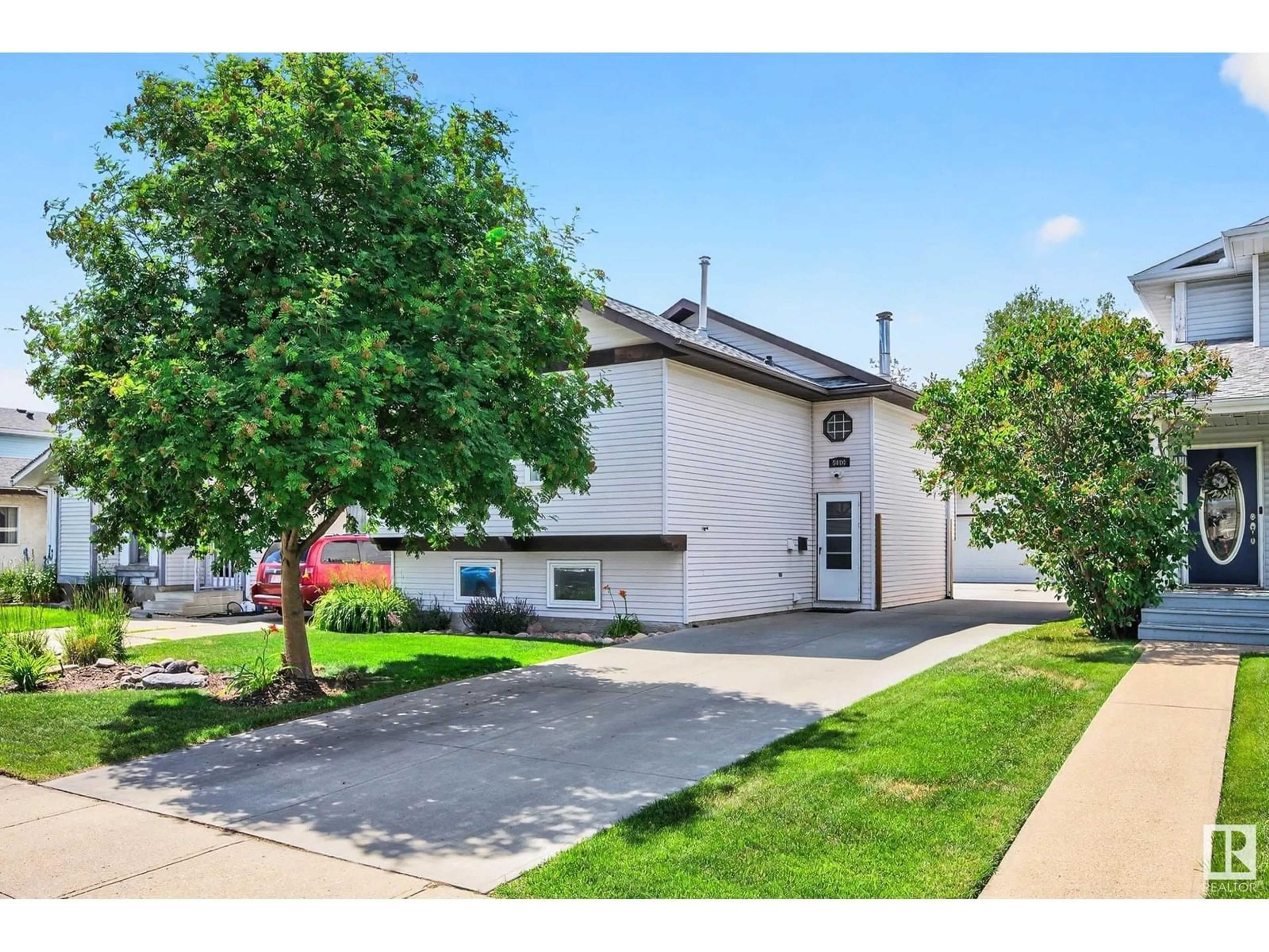 A pic from outside/outdoor area/front of a property/back of a property/a pic from drone, street for 5606 186 ST, Edmonton Alberta T6M1Z9