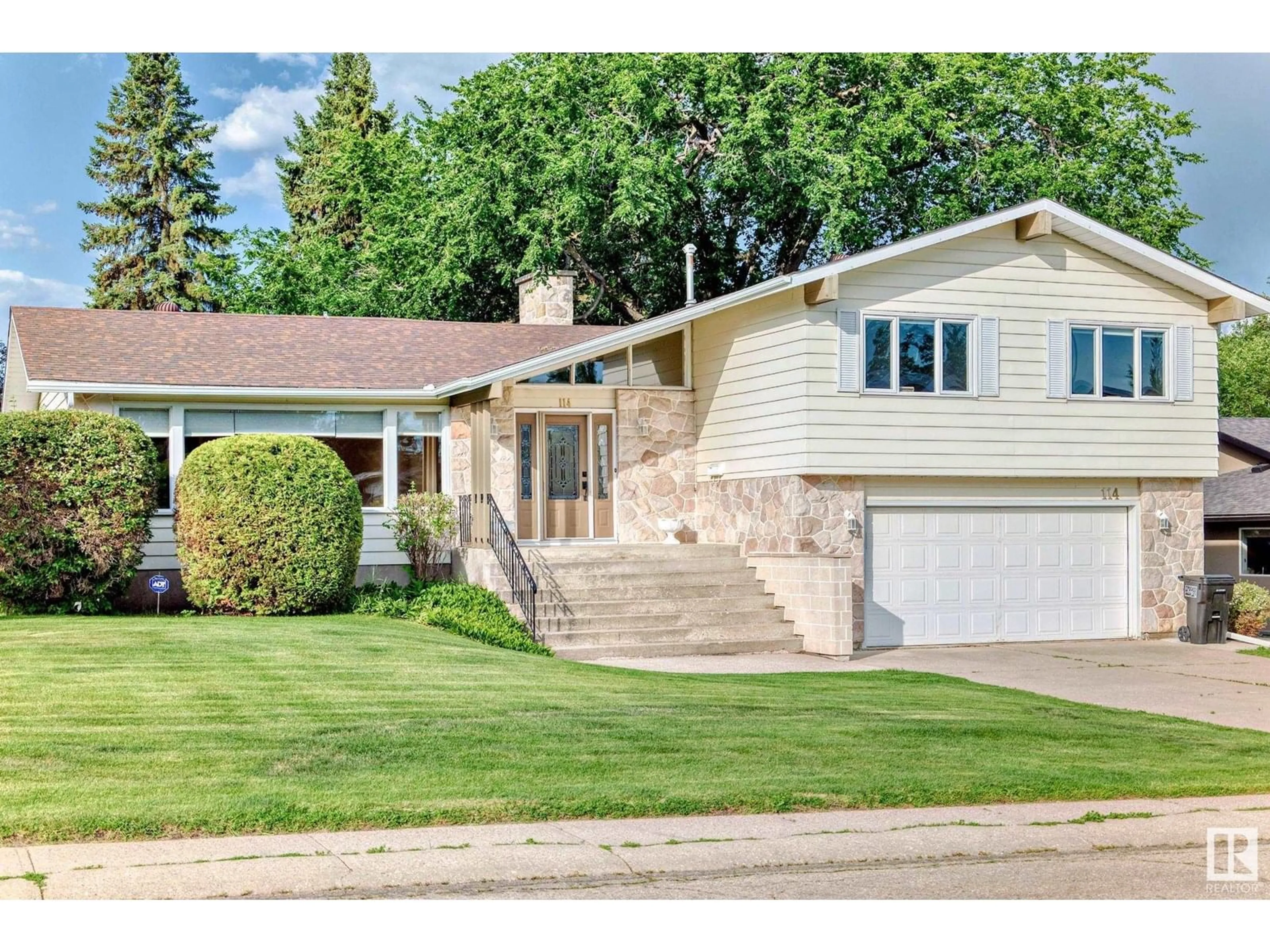 Home with vinyl exterior material, street for 114 FAIRWAY DR, Edmonton Alberta T6J2C5