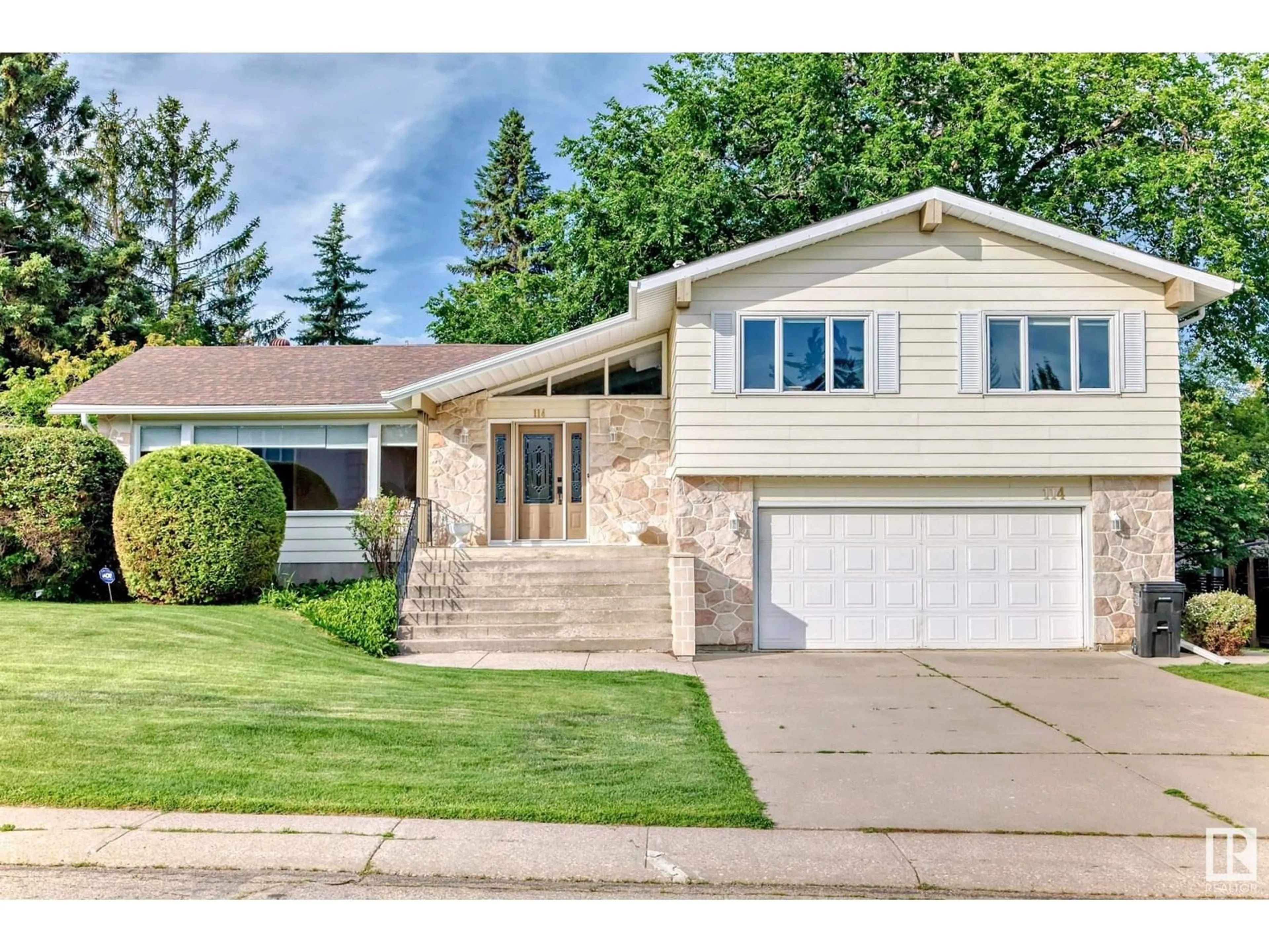 Home with vinyl exterior material, street for 114 FAIRWAY DR, Edmonton Alberta T6J2C5