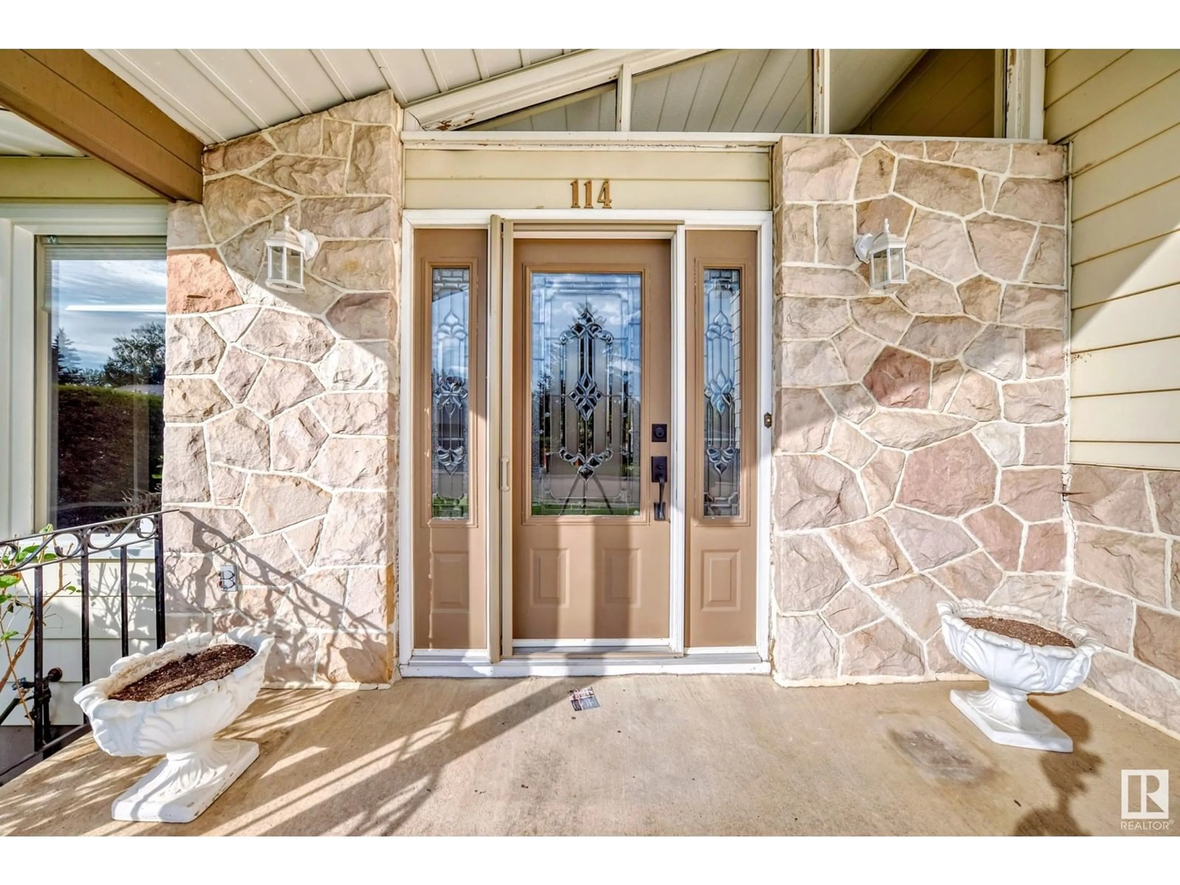 Indoor entryway for 114 FAIRWAY DR, Edmonton Alberta T6J2C5