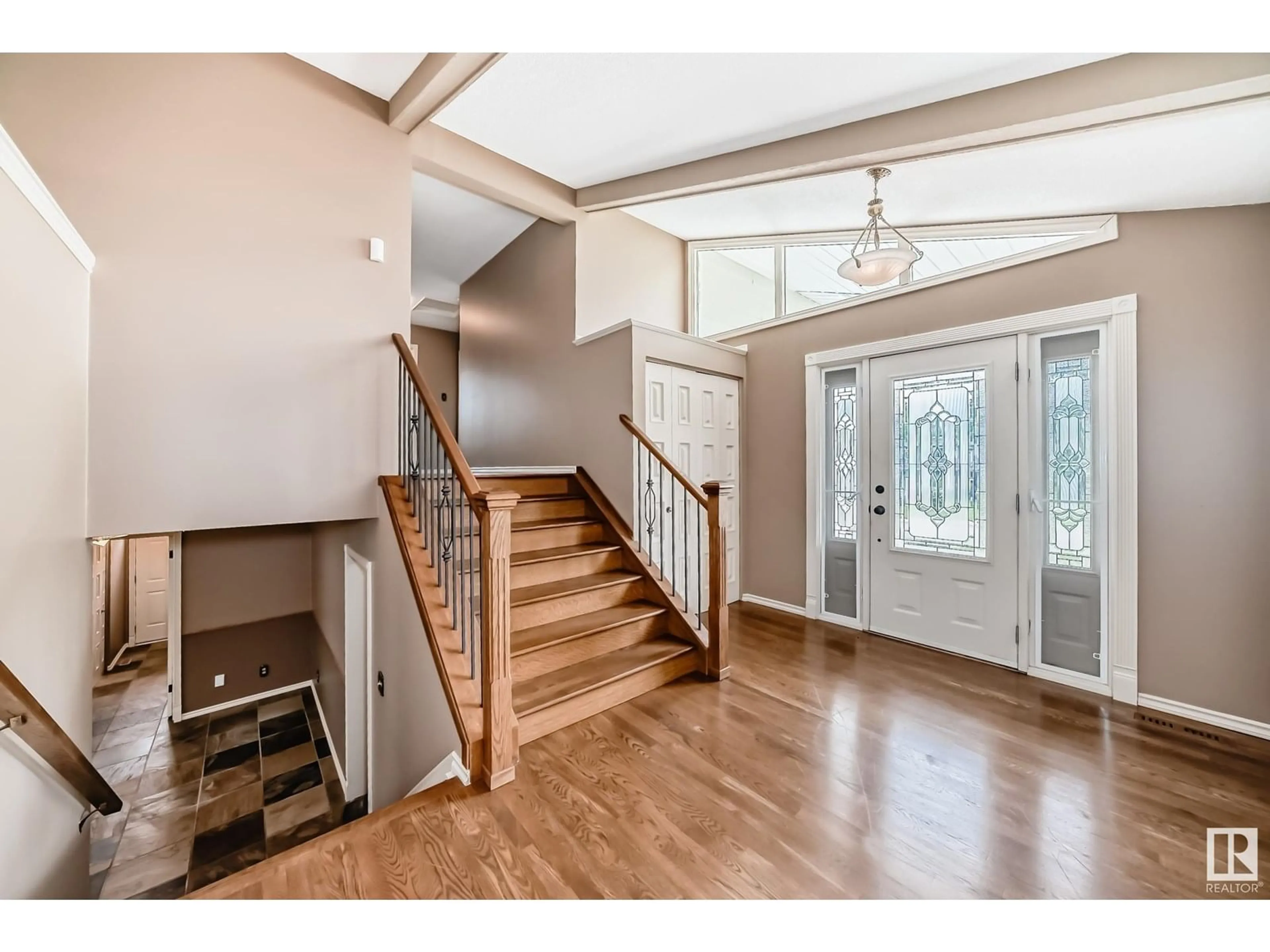 Indoor entryway for 114 FAIRWAY DR, Edmonton Alberta T6J2C5
