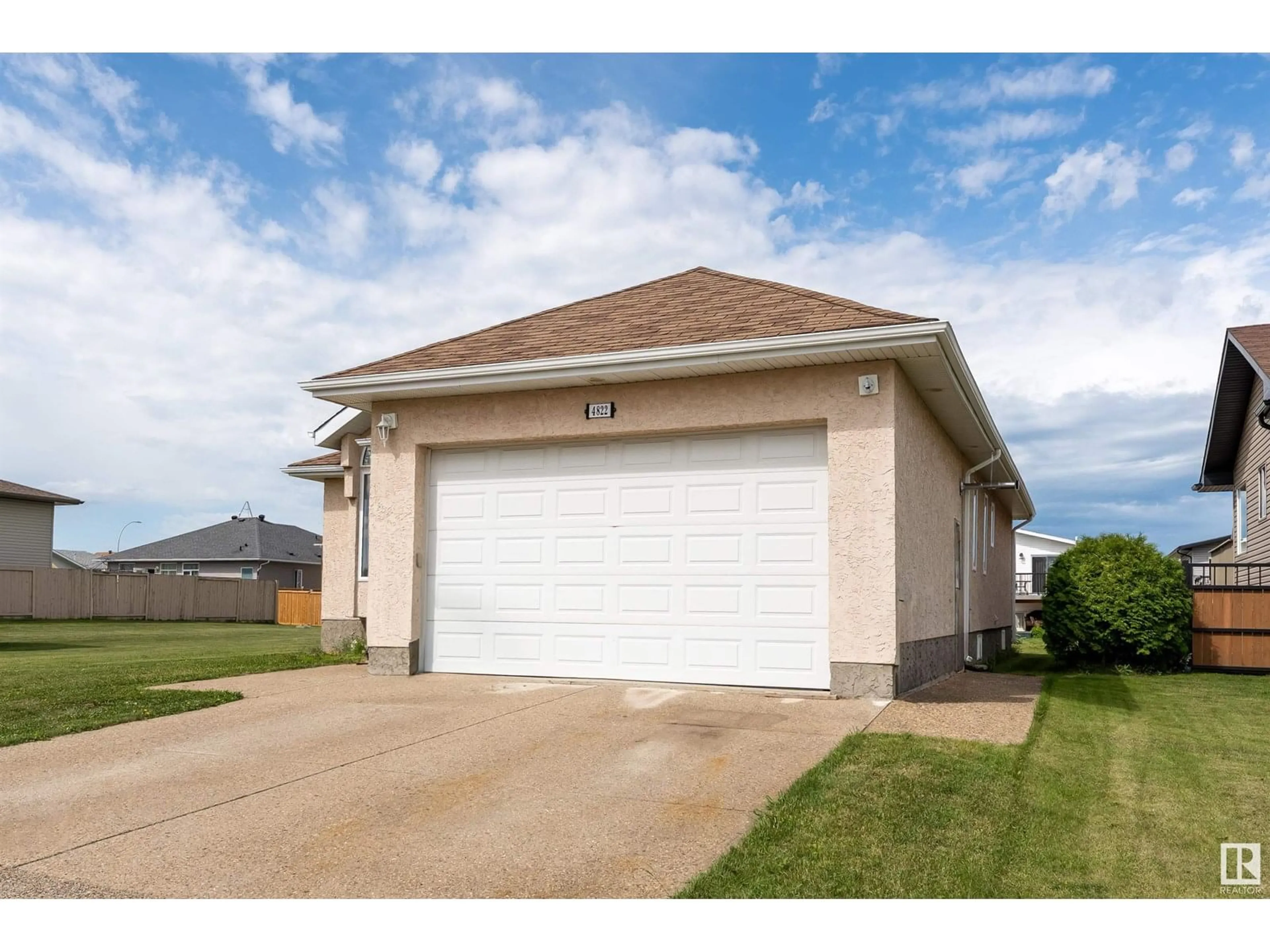 Indoor garage for 4822 54 ST, Bruderheim Alberta T0B0S0