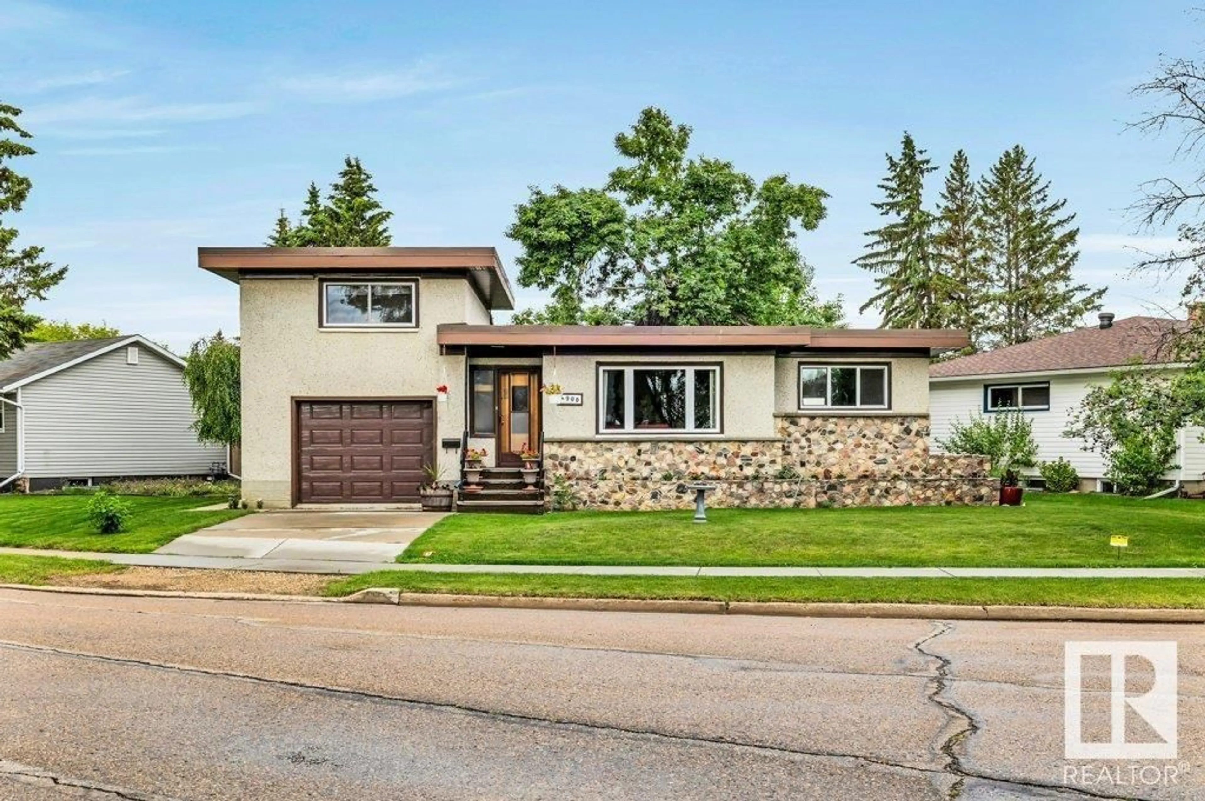 Home with brick exterior material, street for 4900 54 AV, Stony Plain Alberta T7Z1B6