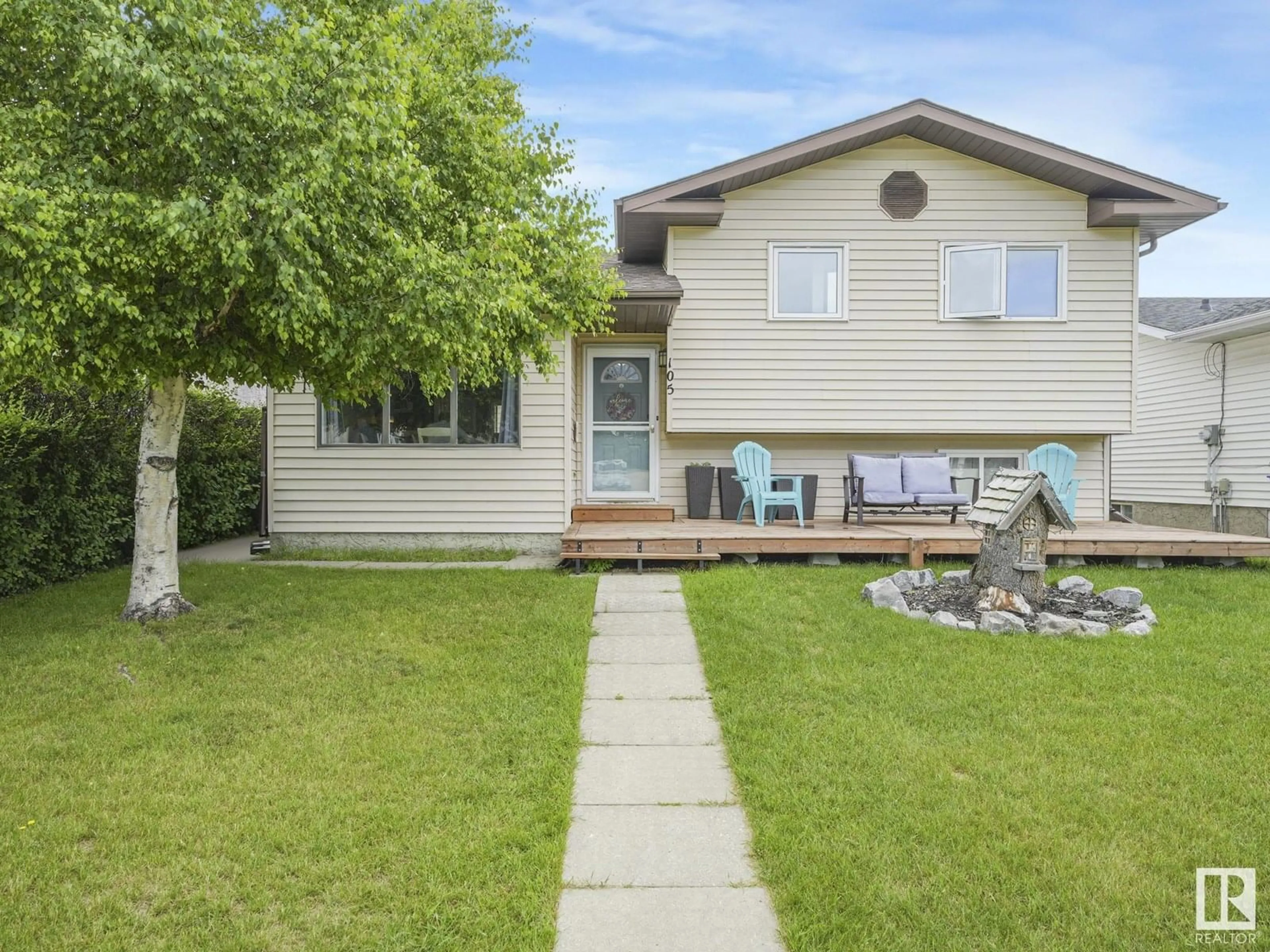 Home with vinyl exterior material, street for 105 CALEDONIA ST, Wetaskiwin Alberta T9A3H6