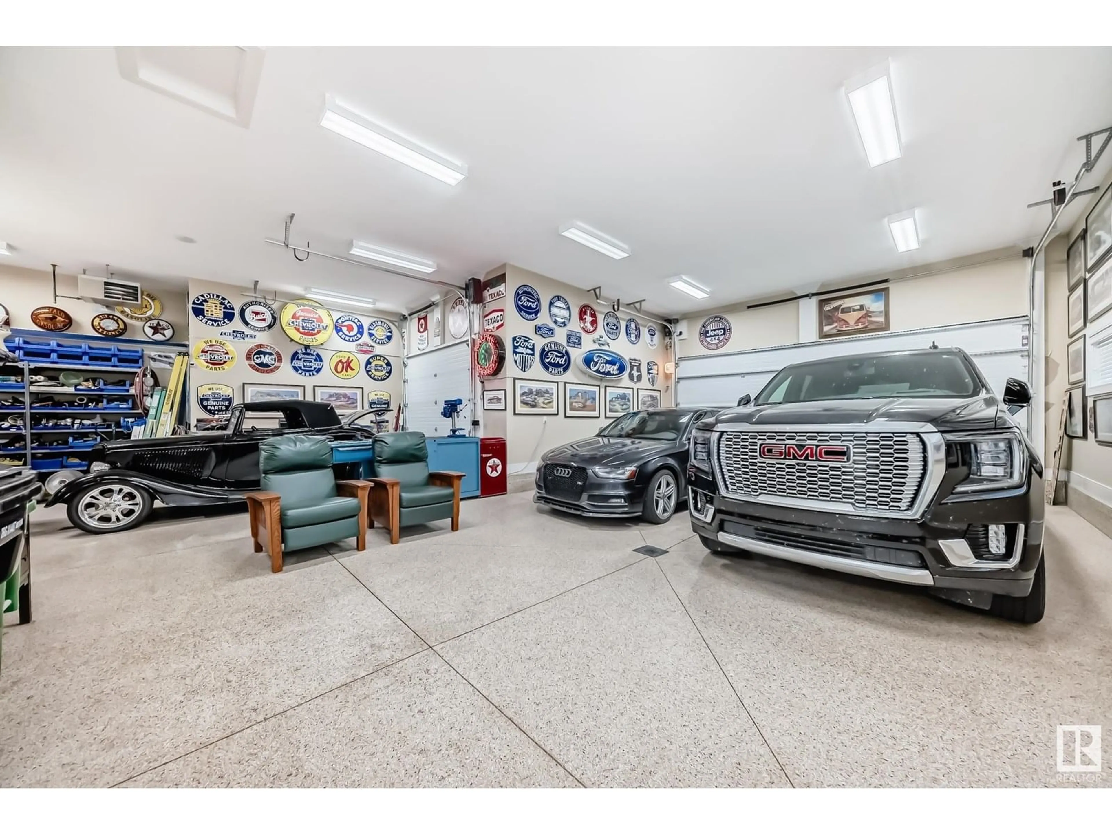 Indoor garage for 1218 WAHL CO NW, Edmonton Alberta T6W3G4