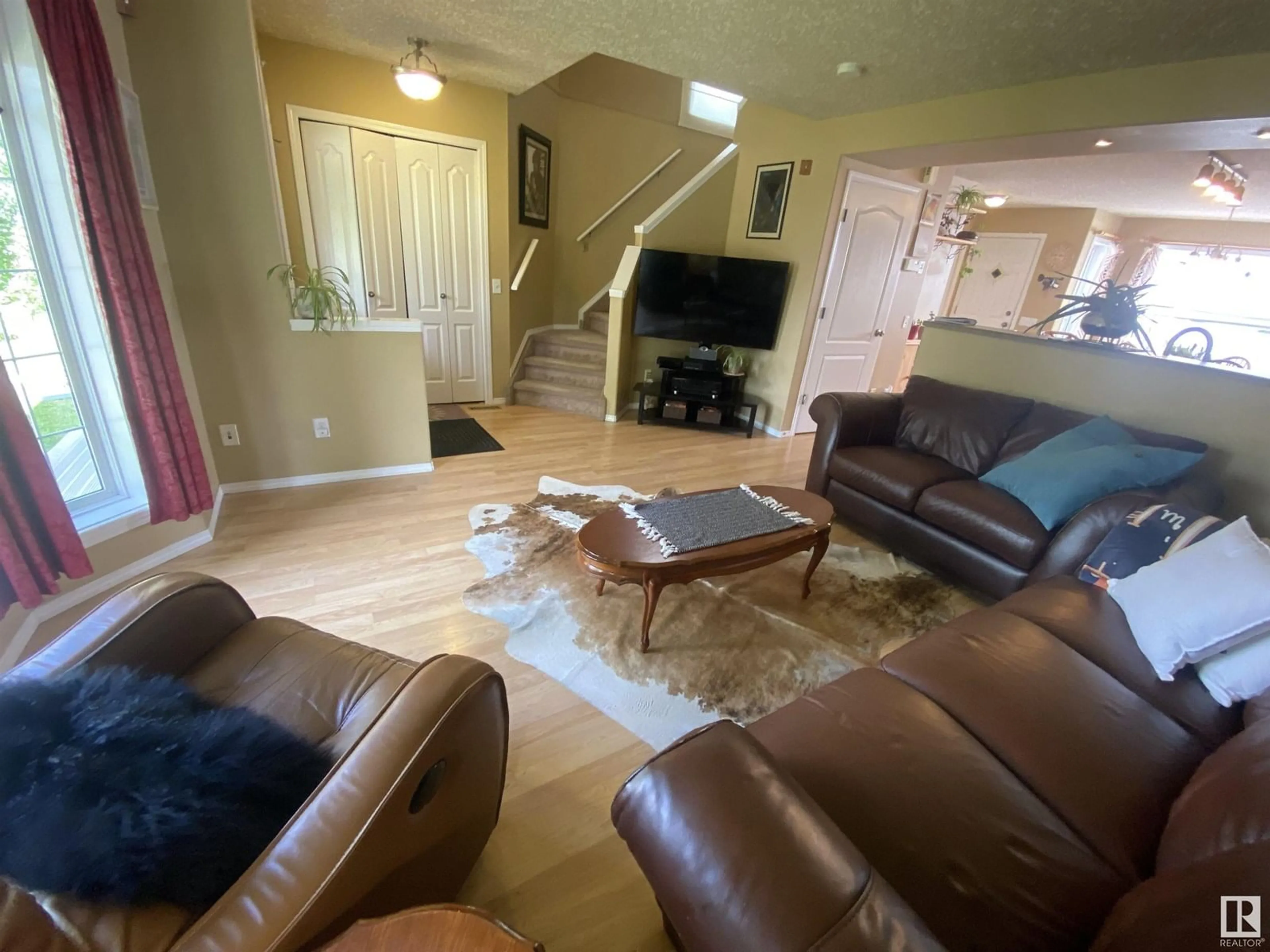 Living room with furniture, unknown for 105 MICHIGAN ST, Devon Alberta T9G2H4