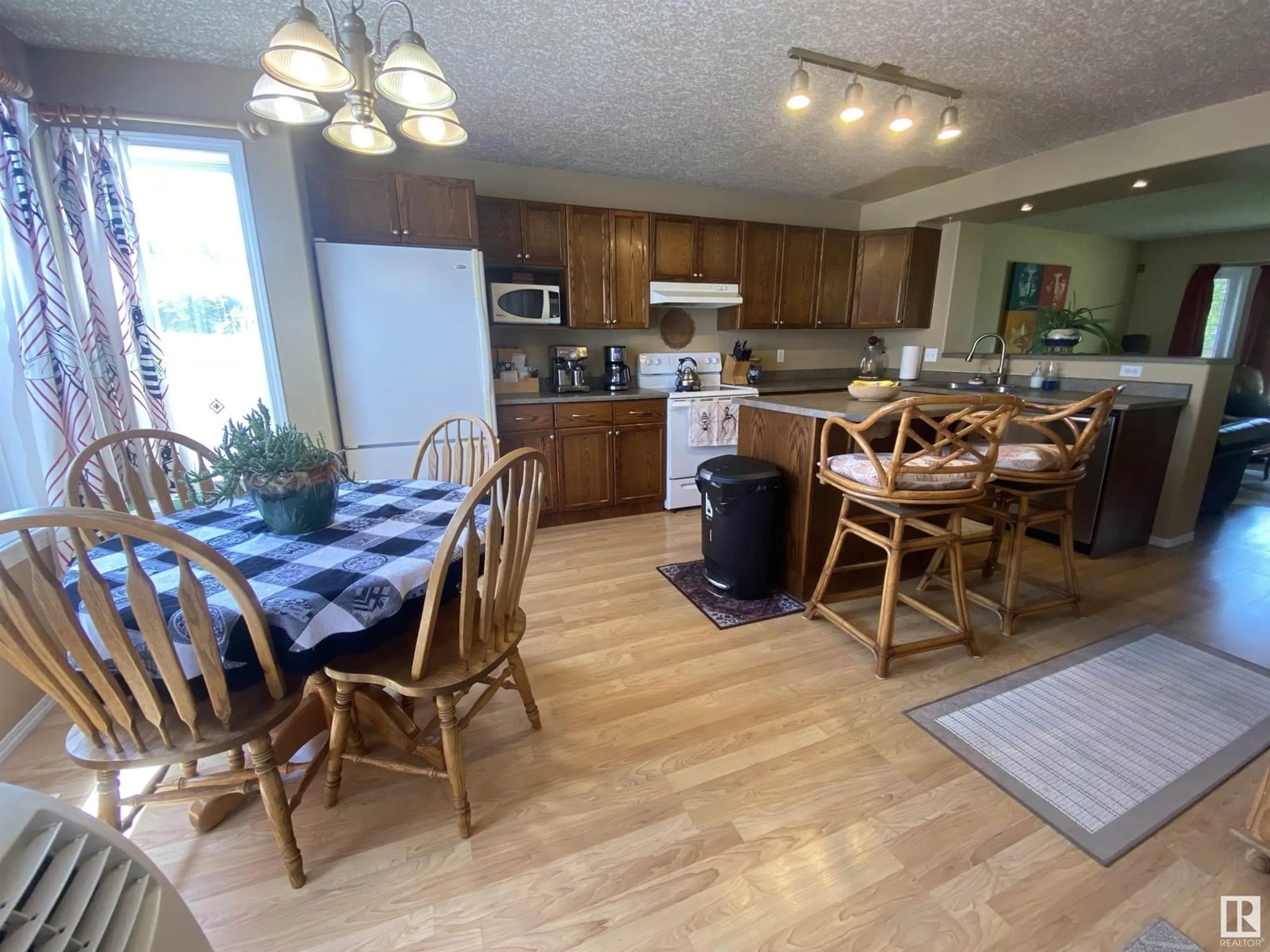 Open concept kitchen, unknown for 105 MICHIGAN ST, Devon Alberta T9G2H4