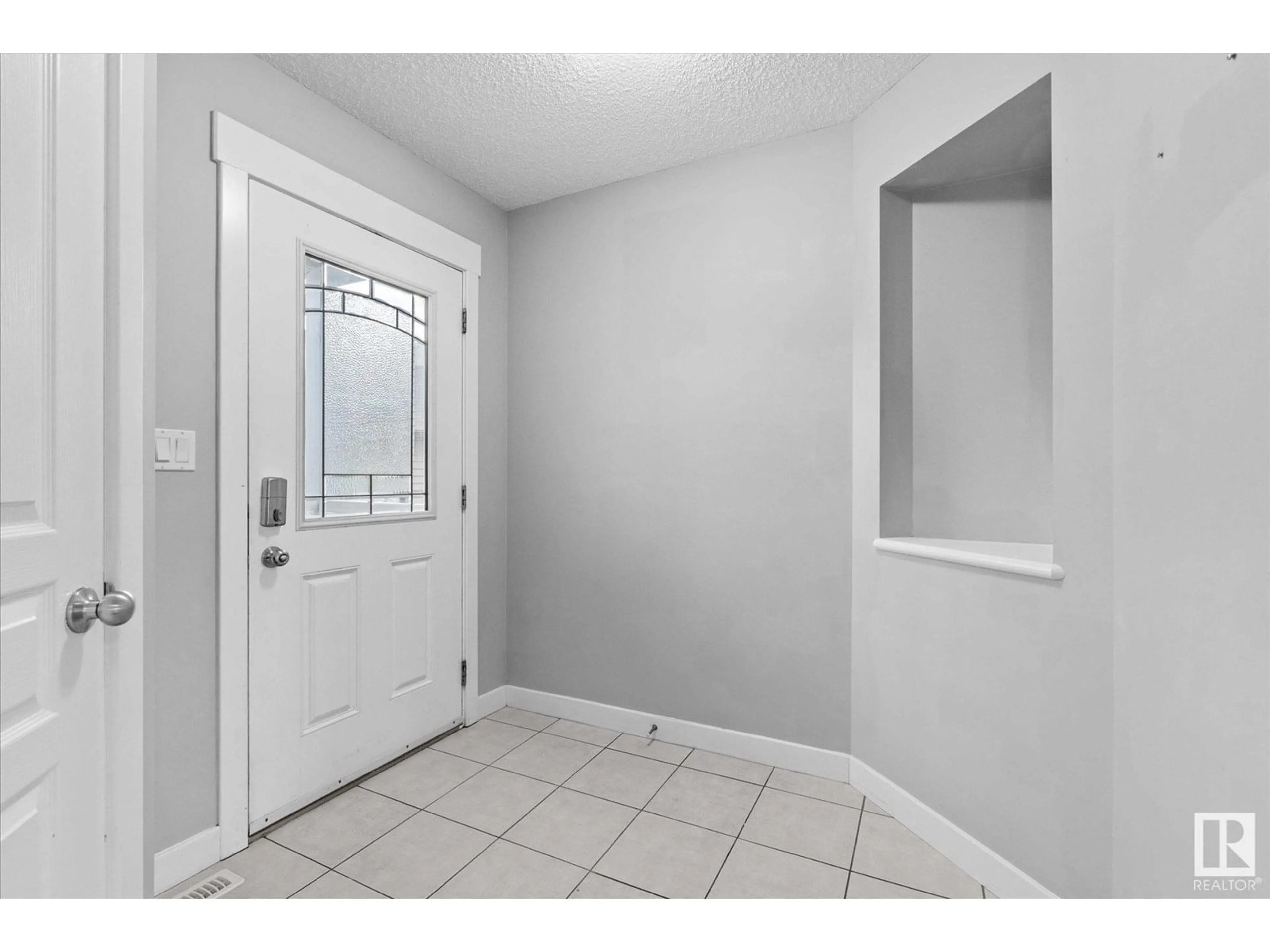 Indoor entryway for 1403 53 ST, Edmonton Alberta T6X1S2