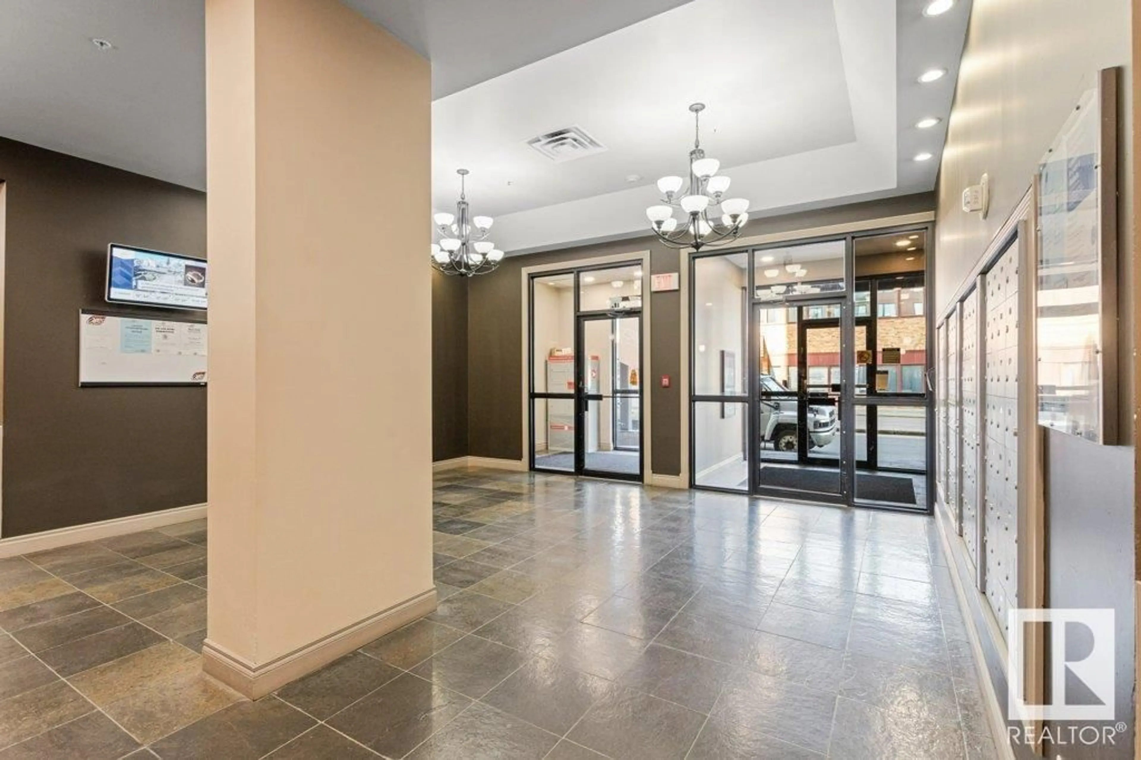 Indoor foyer for #201 - 10303 105 ST, Edmonton Alberta T5J5G3
