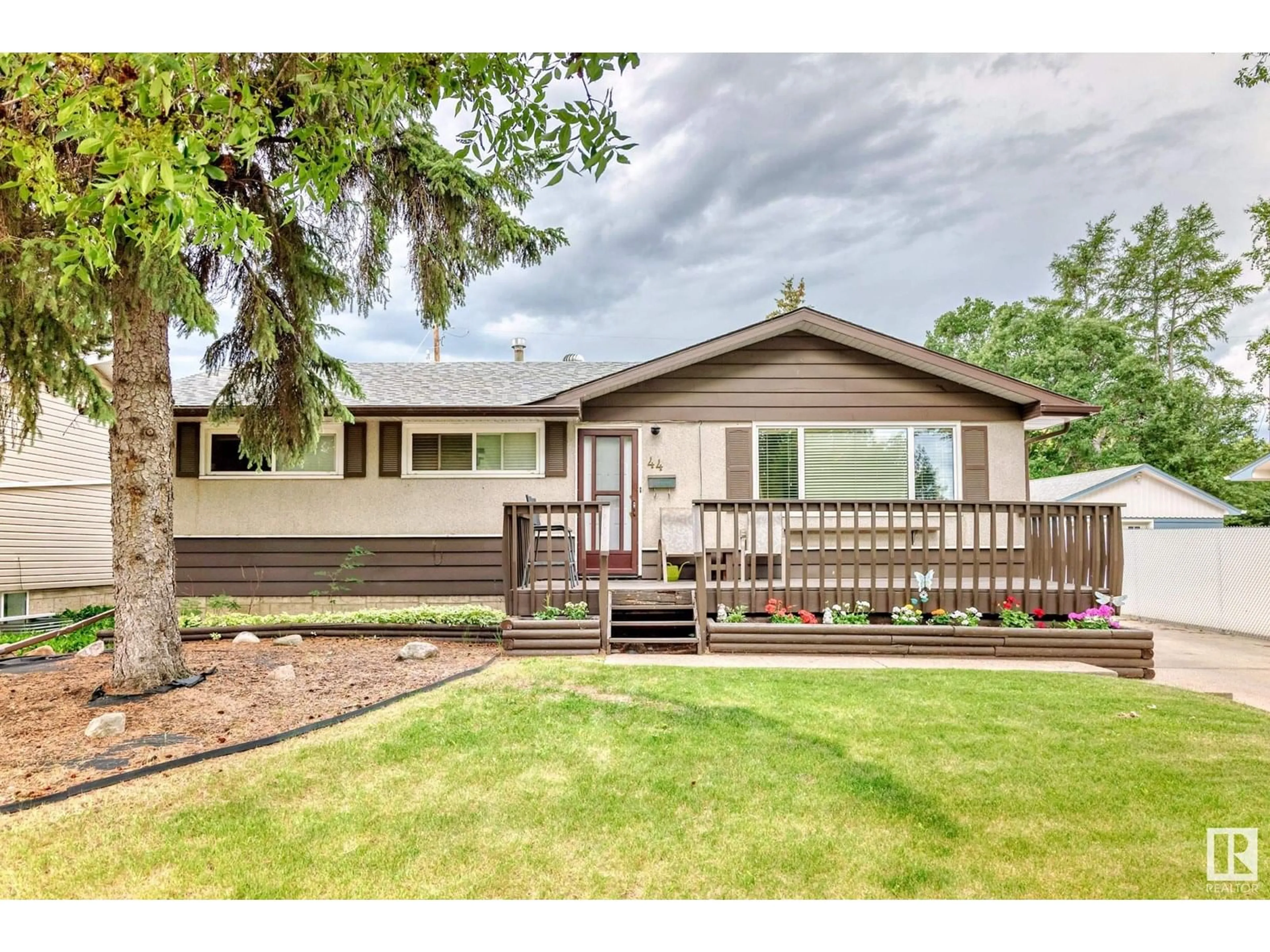 Home with vinyl exterior material, street for 44 GRANDIN RD, St. Albert Alberta T8N0S2