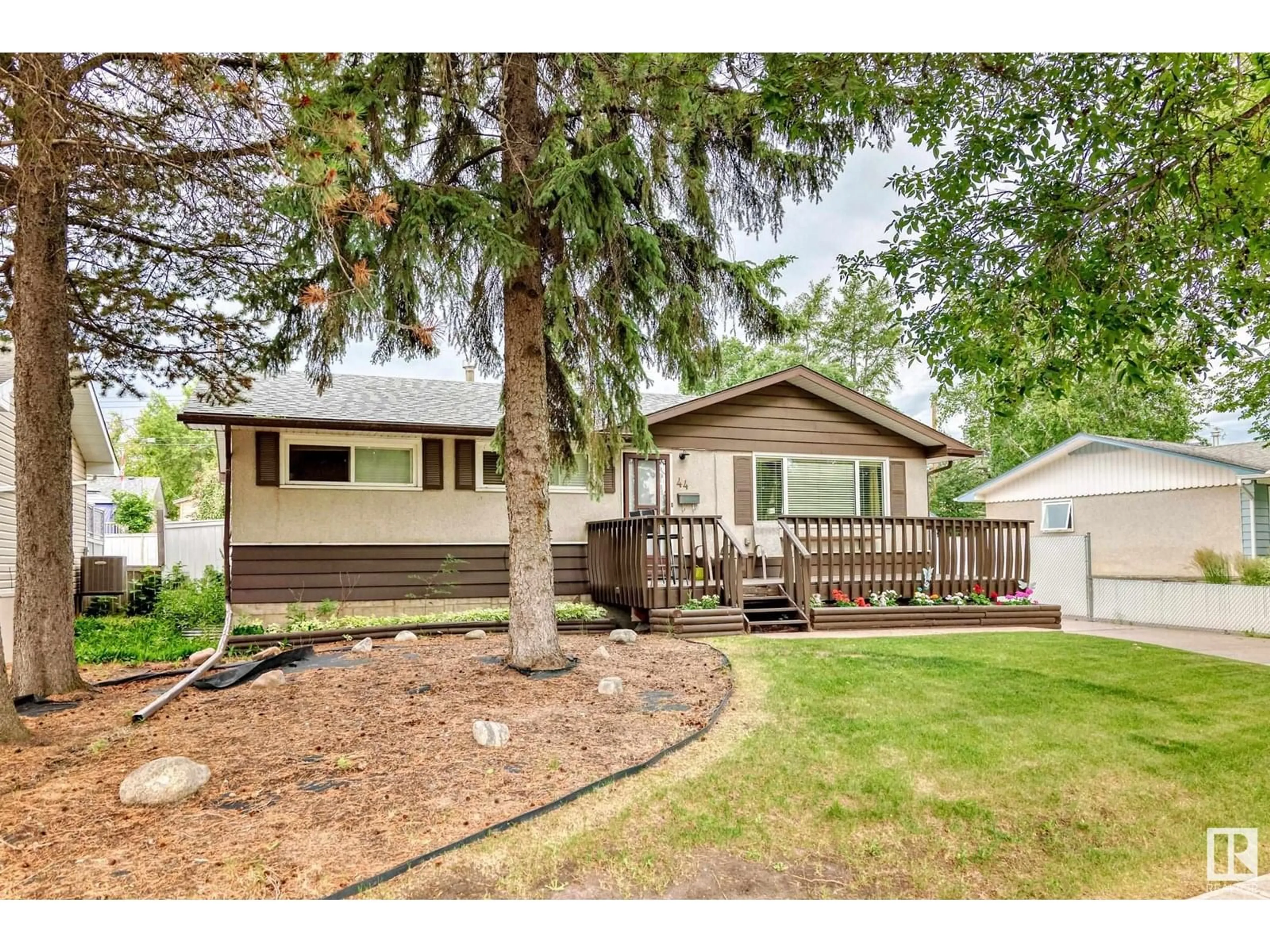 Home with vinyl exterior material, street for 44 GRANDIN RD, St. Albert Alberta T8N0S2