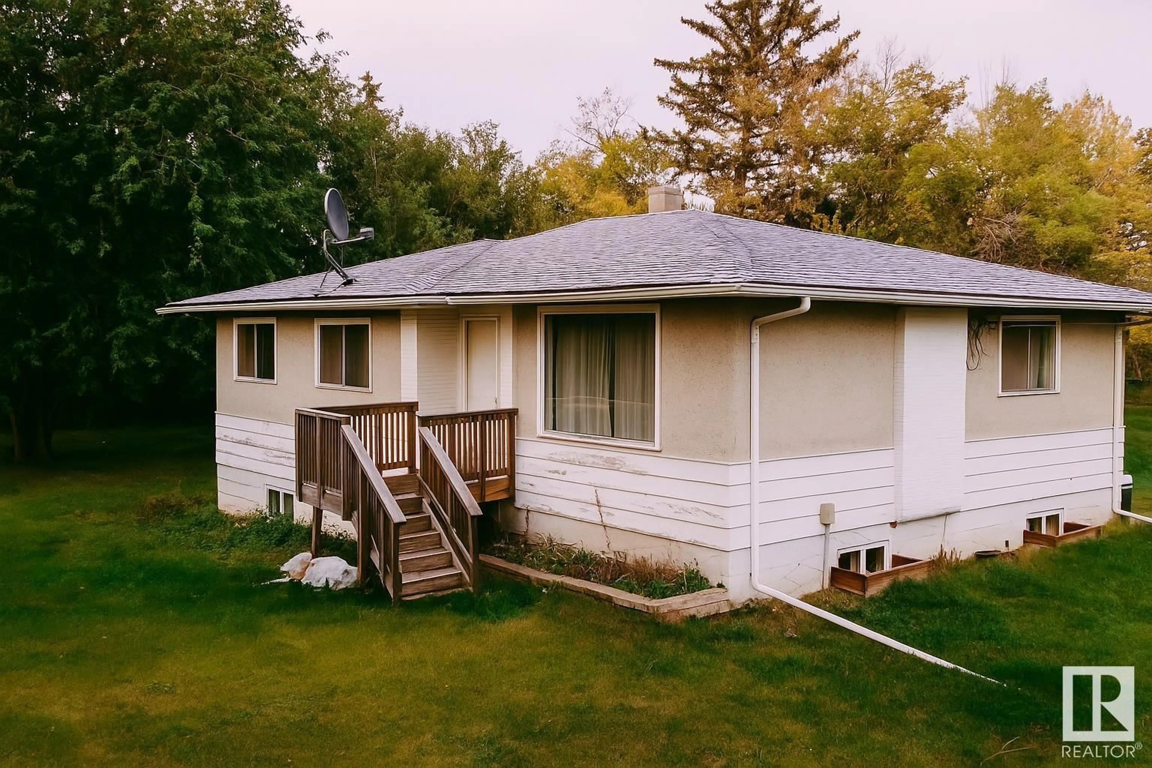 Home with vinyl exterior material, unknown for 50327 36 HI, Rural Minburn County Alberta T0B2S0