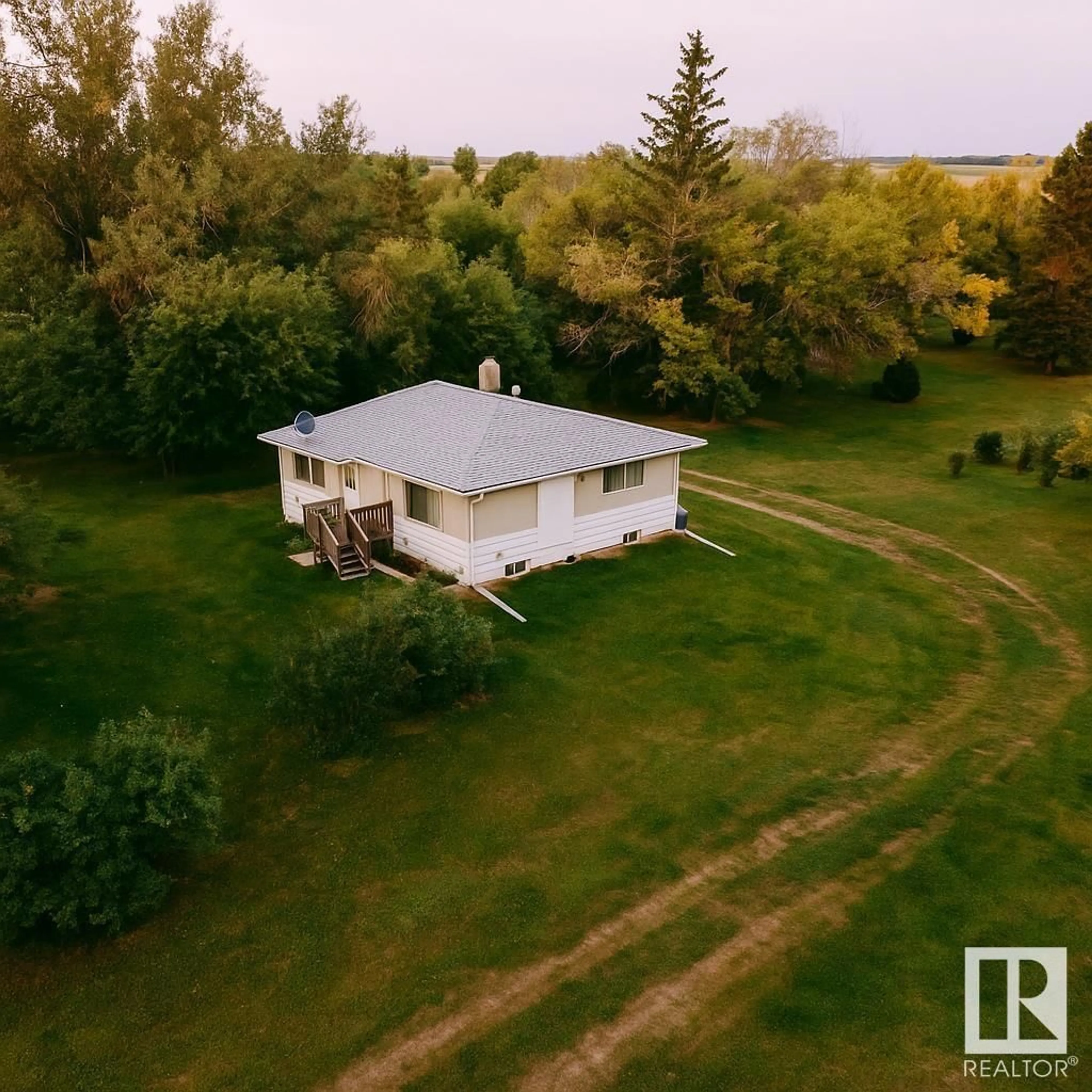 A pic from outside/outdoor area/front of a property/back of a property/a pic from drone, building for 50327 36 HI, Rural Minburn County Alberta T0B2S0