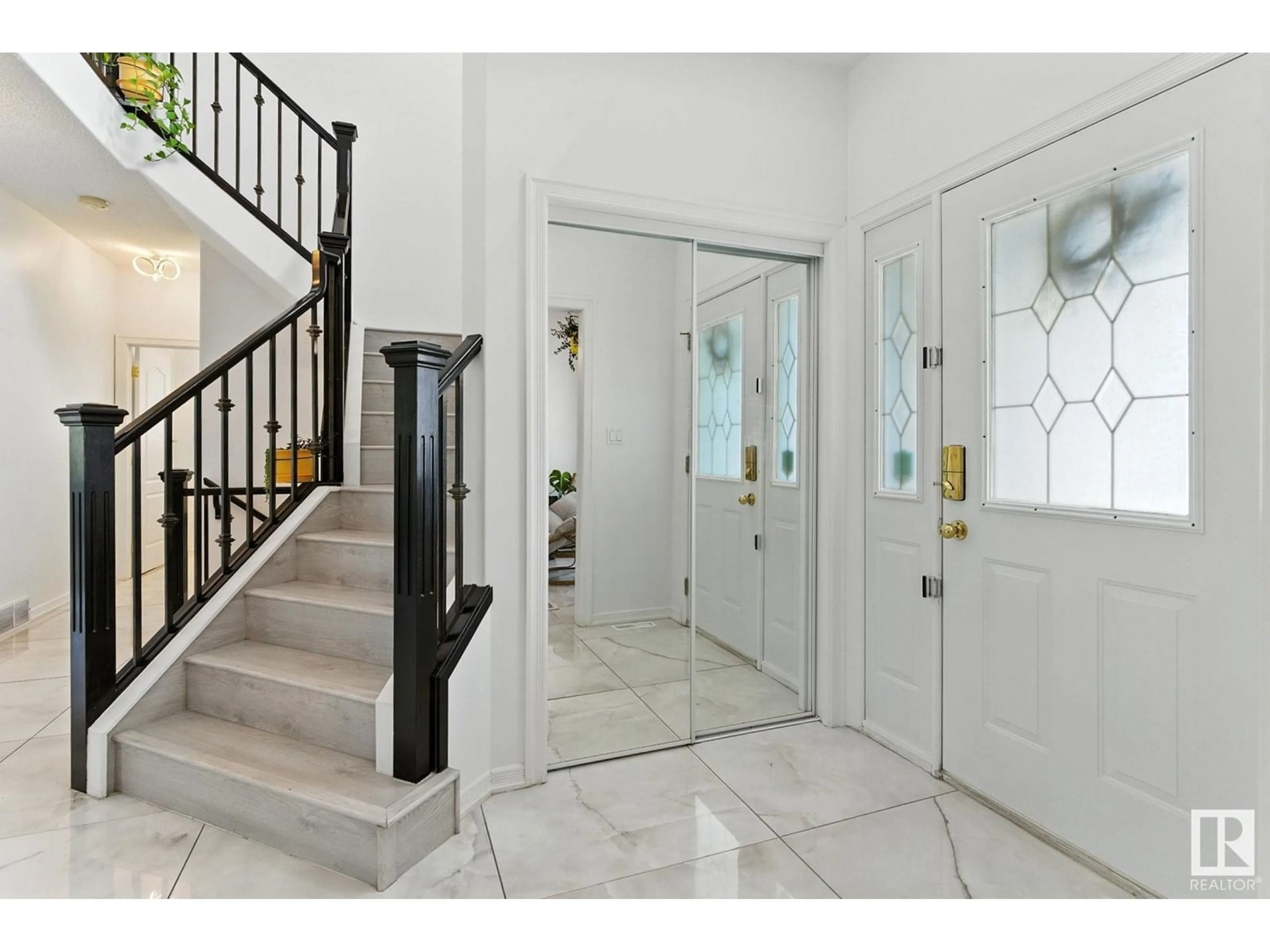 Indoor foyer for 1330 FALCONER RD, Edmonton Alberta T6R2V5