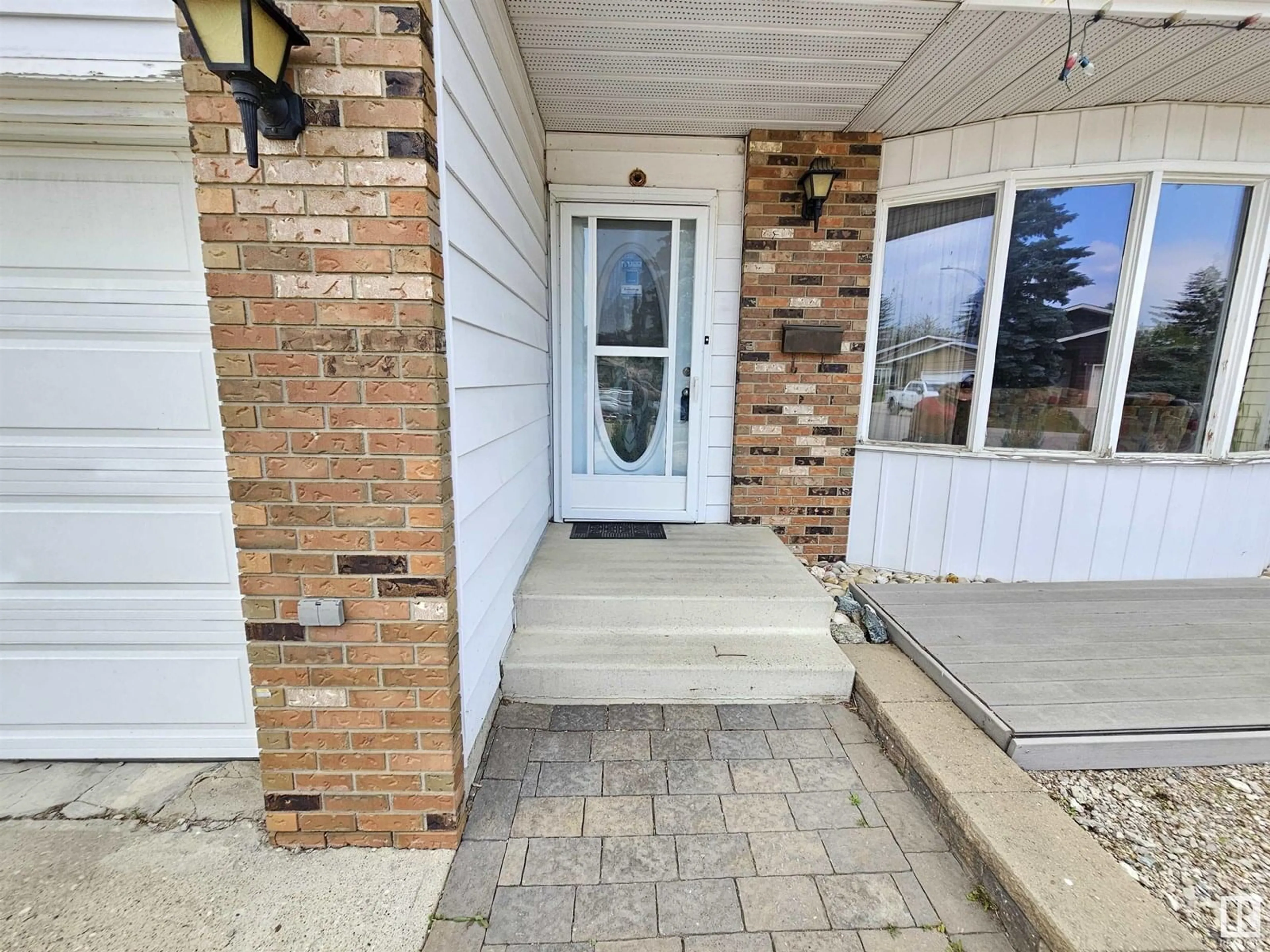 Indoor entryway for 14812 56 ST, Edmonton Alberta T5A4H6
