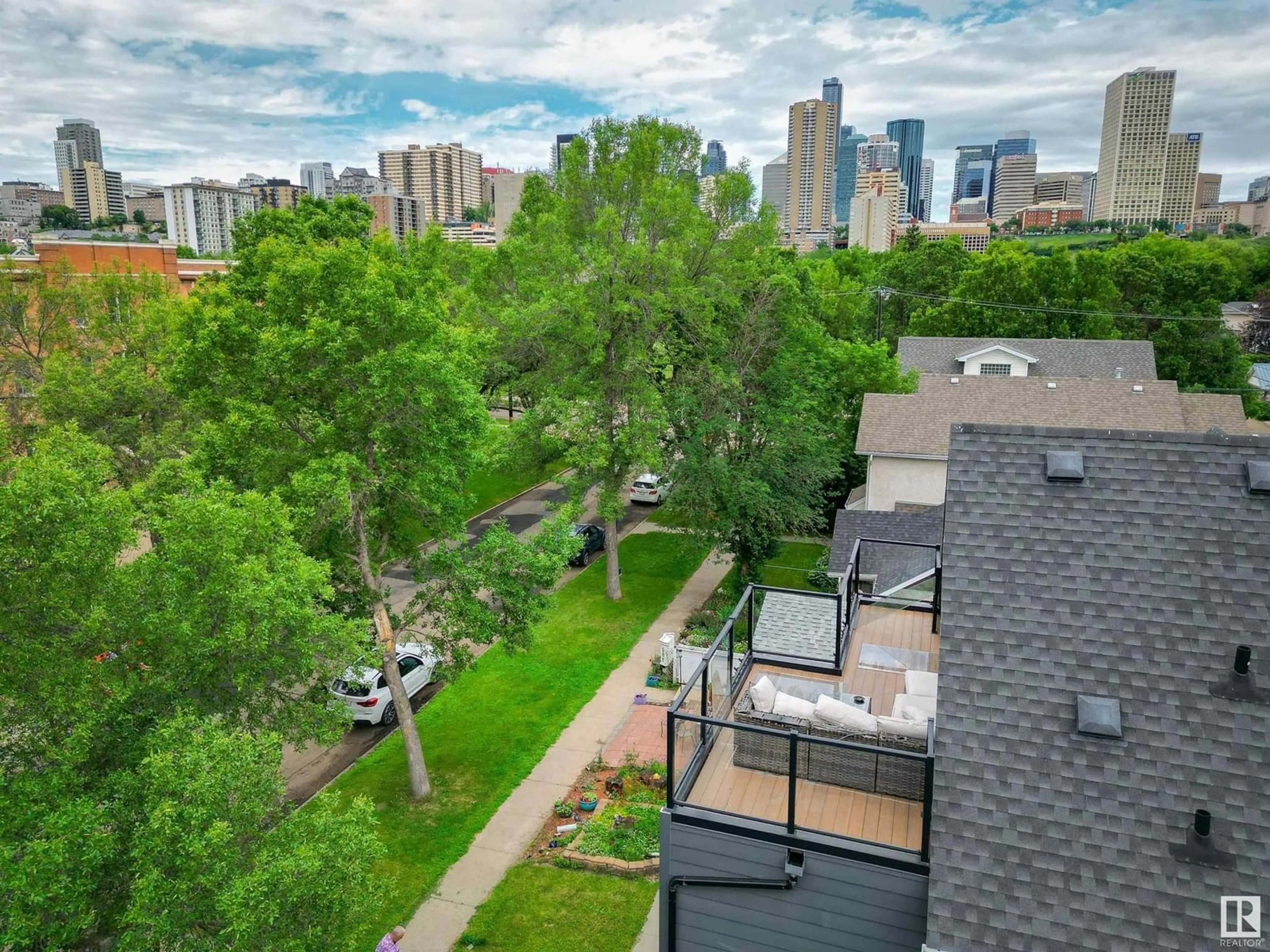 A pic from outside/outdoor area/front of a property/back of a property/a pic from drone, city buildings view from balcony for NW - 9533 101 ST, Edmonton Alberta T5K0W6