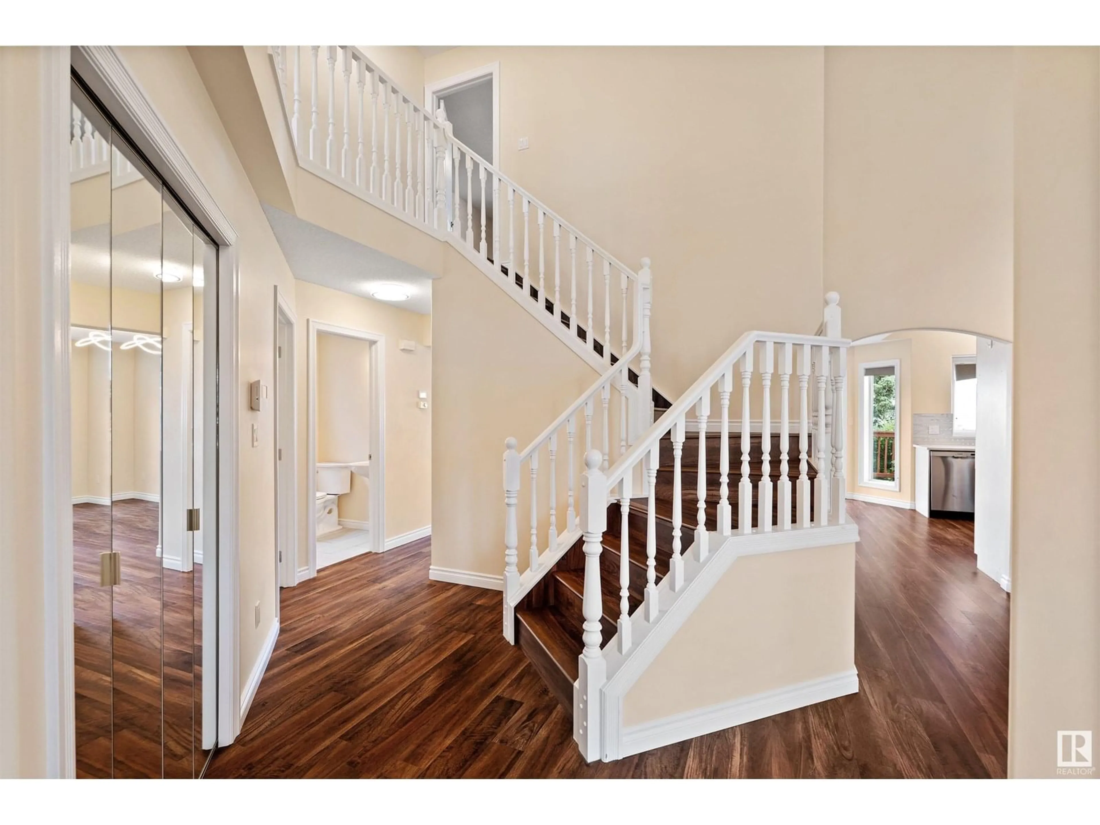 Indoor entryway for 833 RYAN PL, Edmonton Alberta T6R2N1