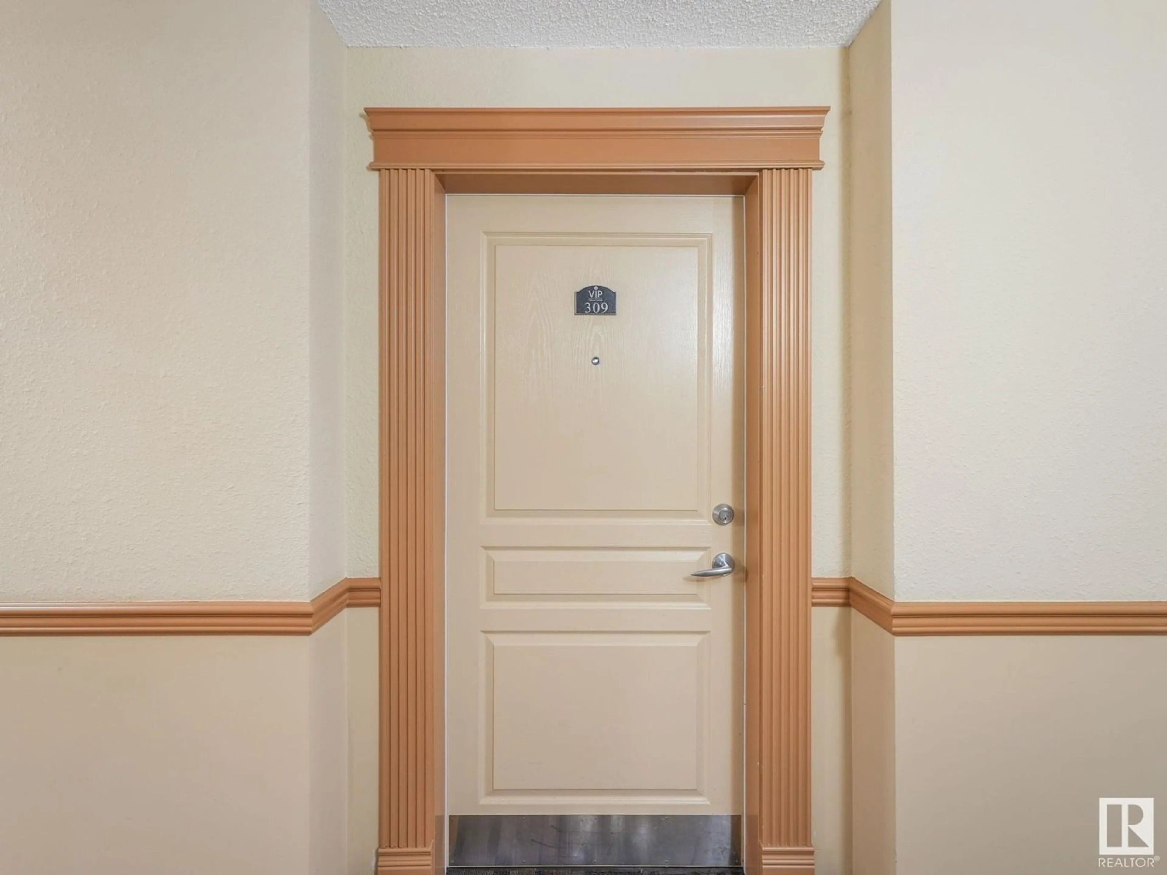 Indoor foyer for #309 - 2045 GRANTHAM CO, Edmonton Alberta T5T3X6