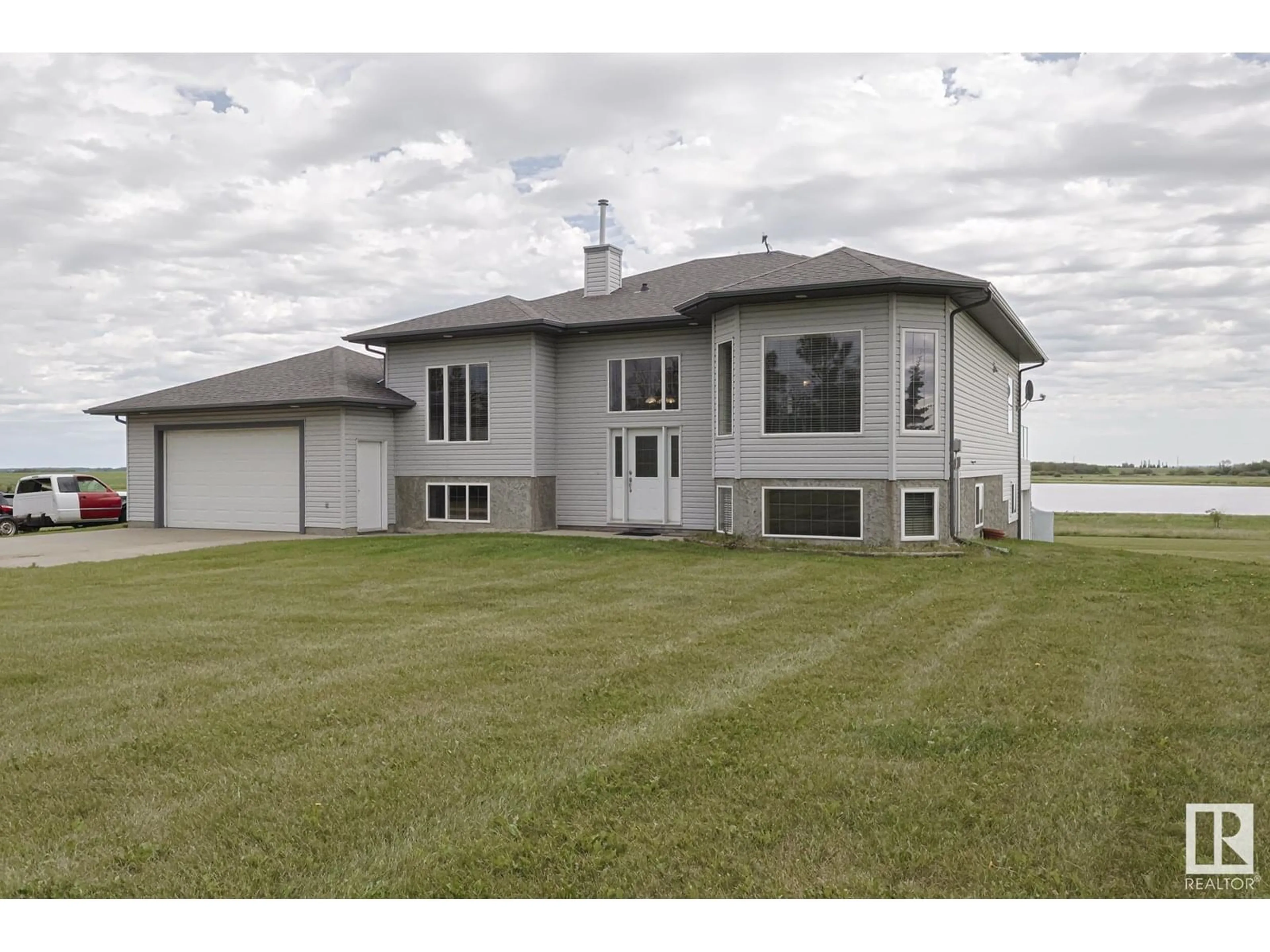 Home with vinyl exterior material, water/lake/river/ocean view for 55415 HWY 28 A, Rural Sturgeon County Alberta T0A1N1