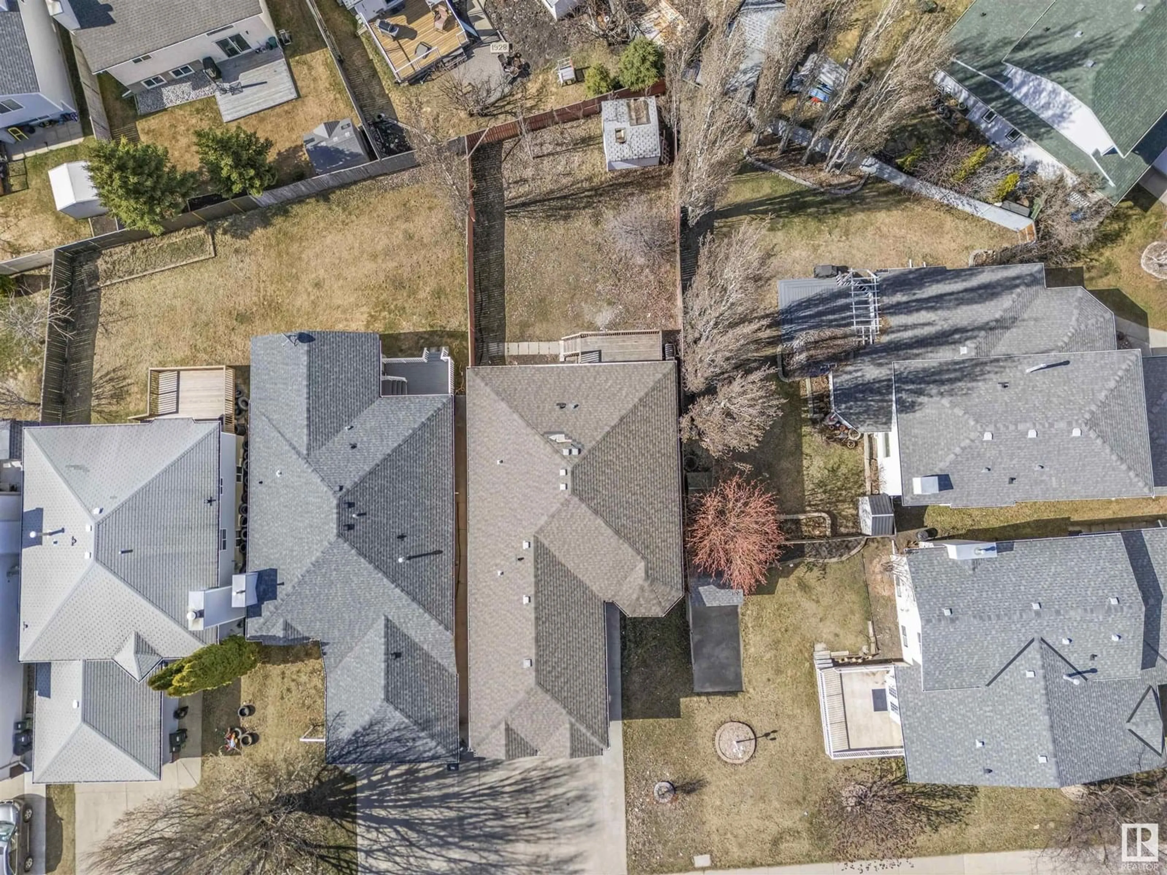 A pic from outside/outdoor area/front of a property/back of a property/a pic from drone, street for 10 JEFFERSON RD, Edmonton Alberta T6L6M1