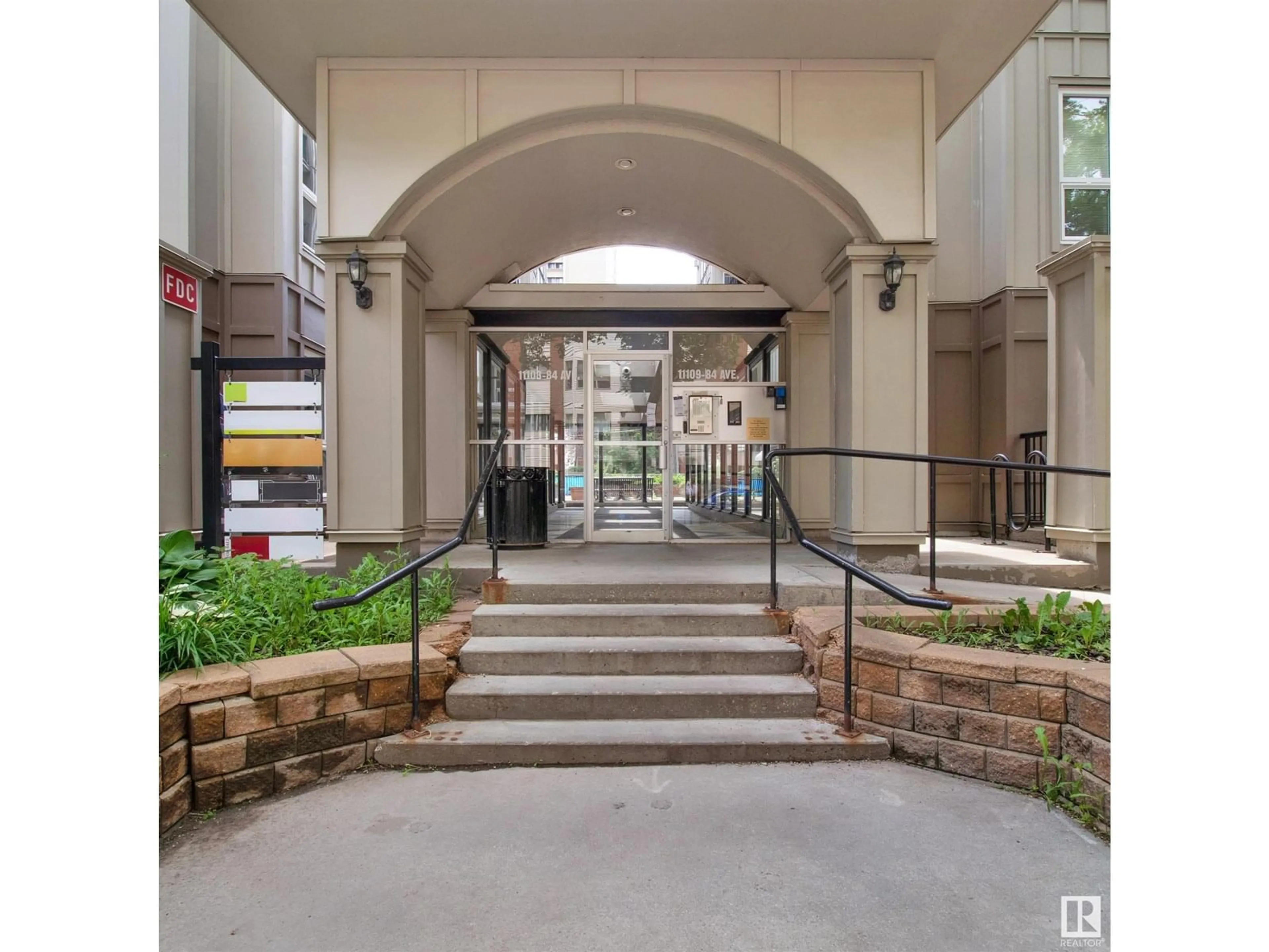 Indoor foyer for #305 - 11103 84 AV, Edmonton Alberta T6G2X4