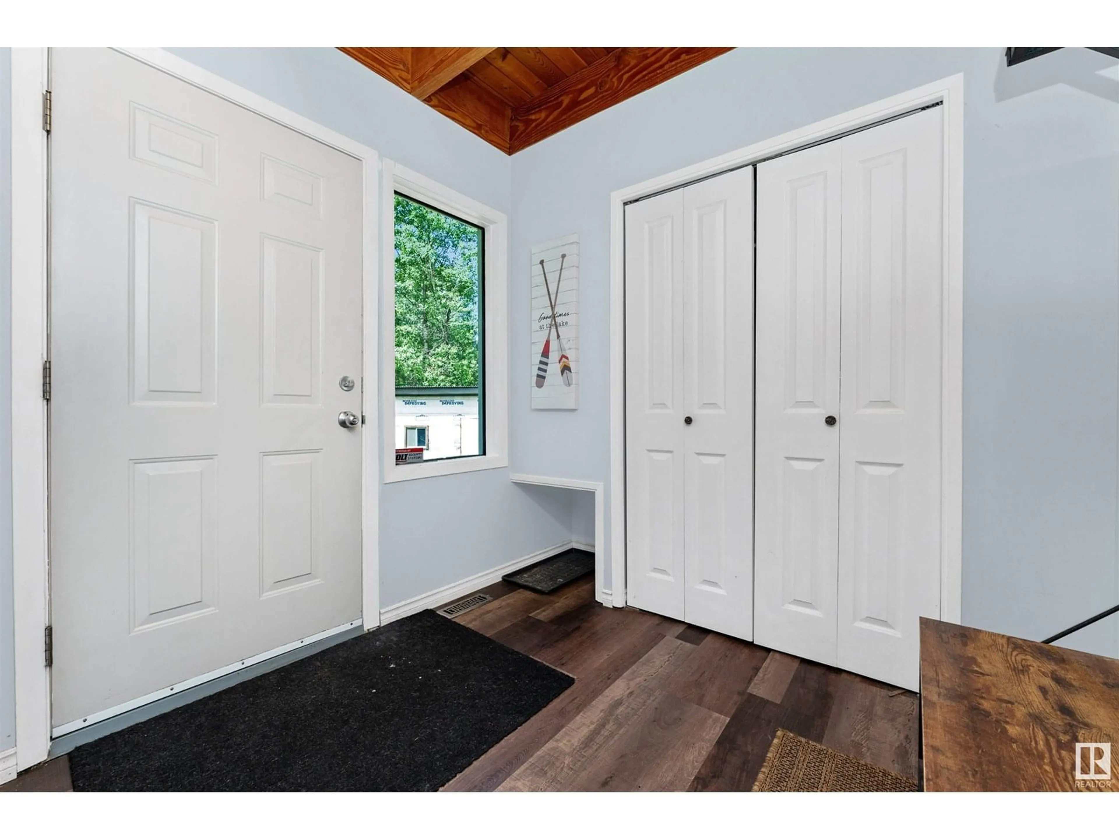 Indoor entryway for 39 54126 RGE ROAD 52, Rural Lac Ste. Anne County Alberta T0E0L0